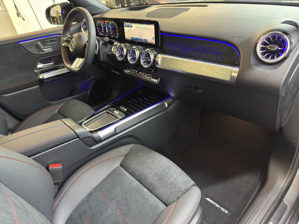 MERCEDES-BENZ GLB 200 AMG Line-image-11