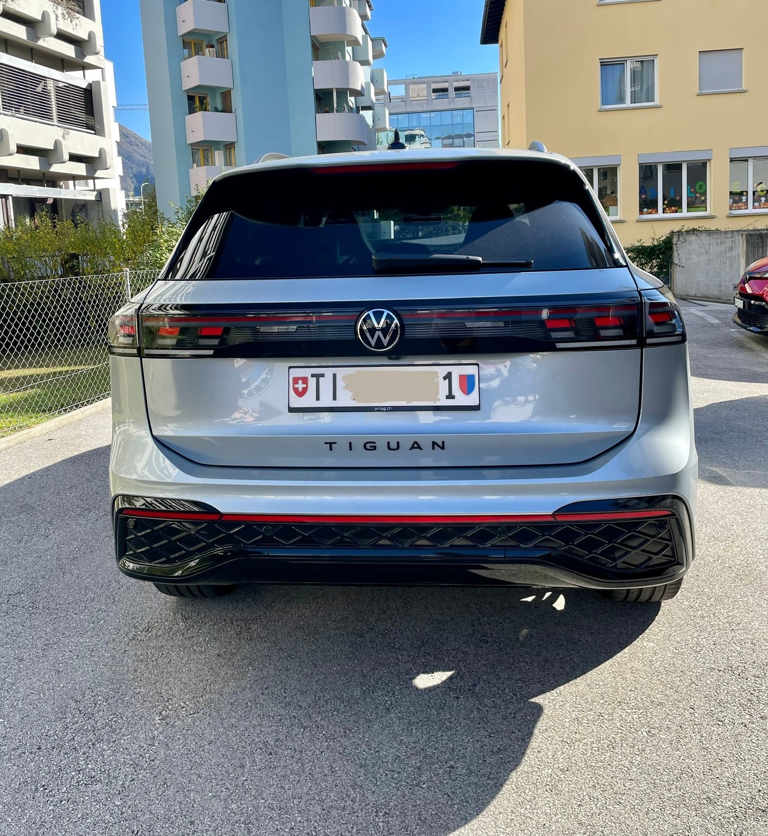 VW Tiguan 2.0 TDI SCR R-Line 4Motion DSG-image-2