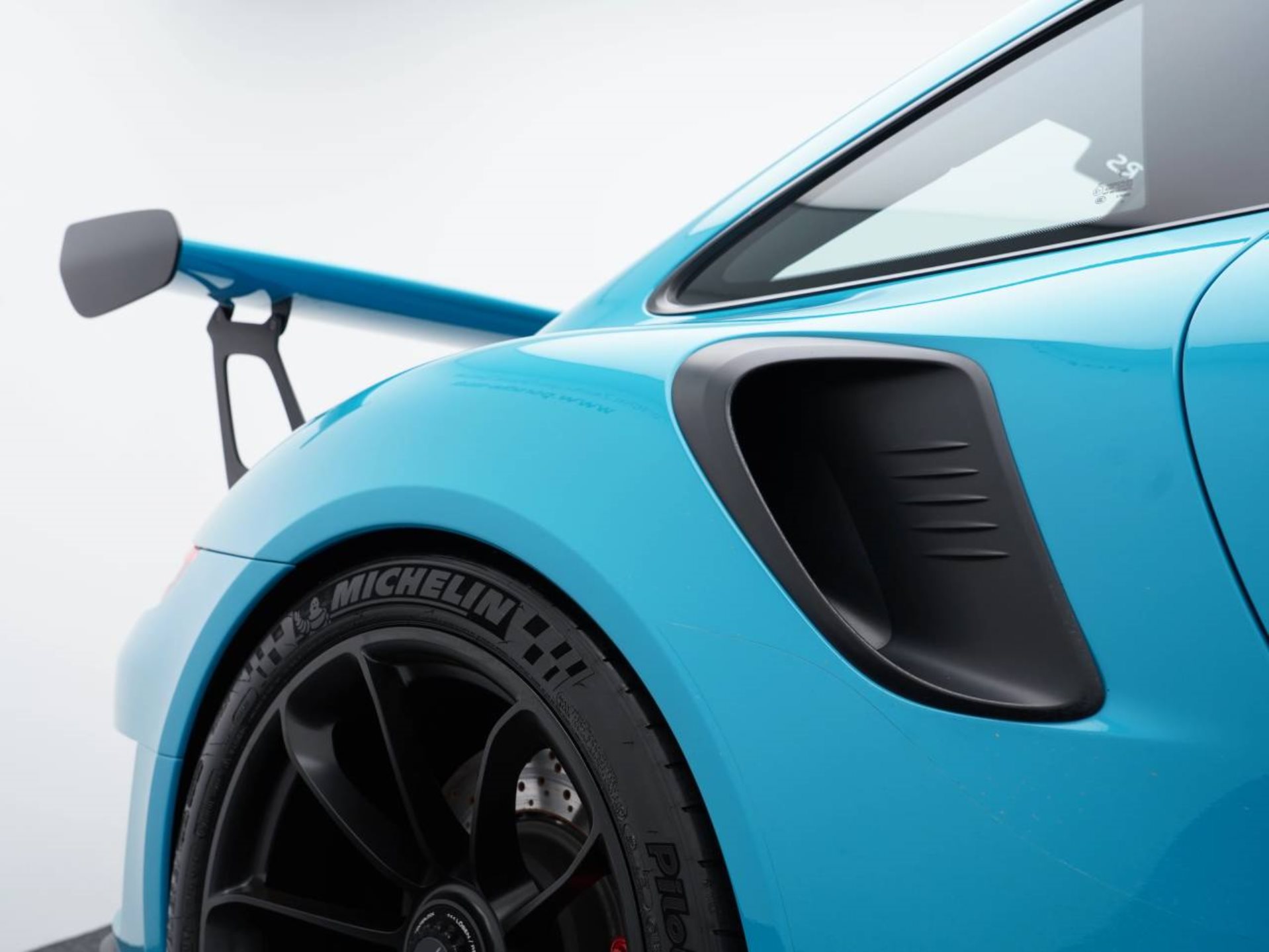 PORSCHE 911 GT3 RS-image-31