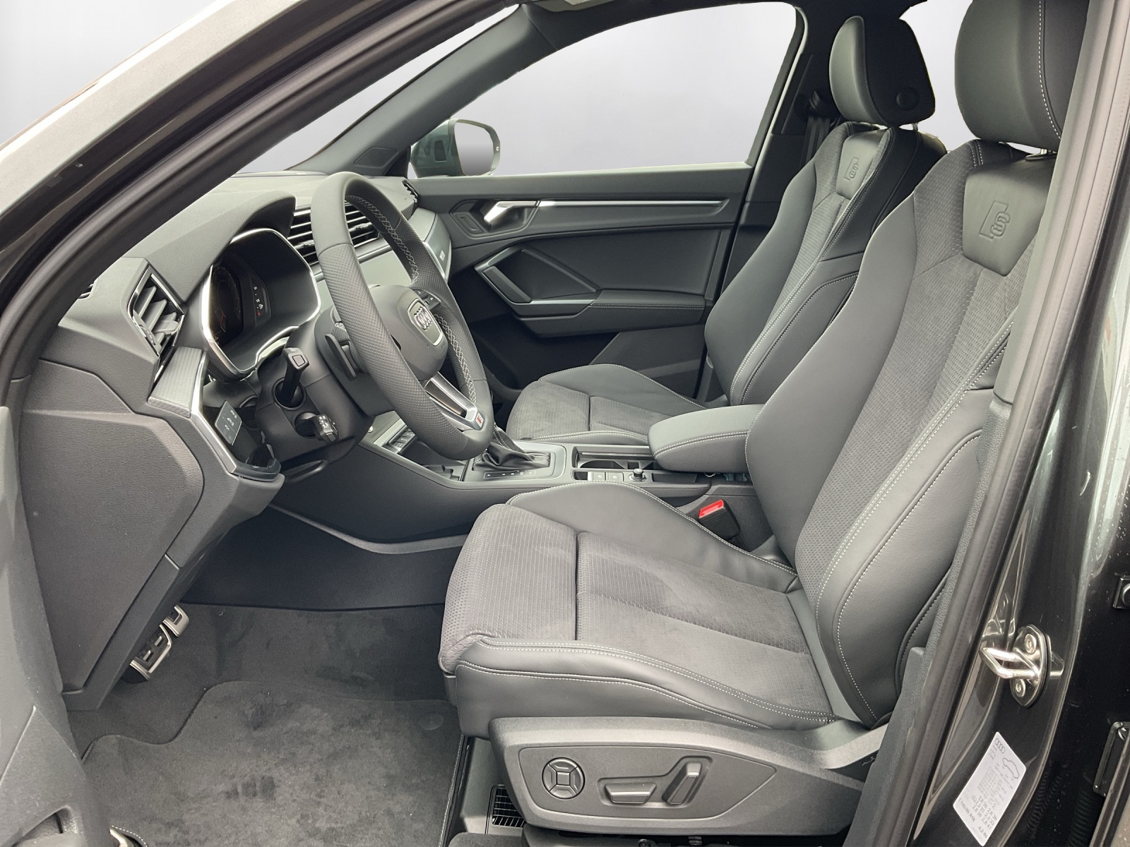 AUDI Q3 35 TFSI S line Attraction S-tronic-image-9