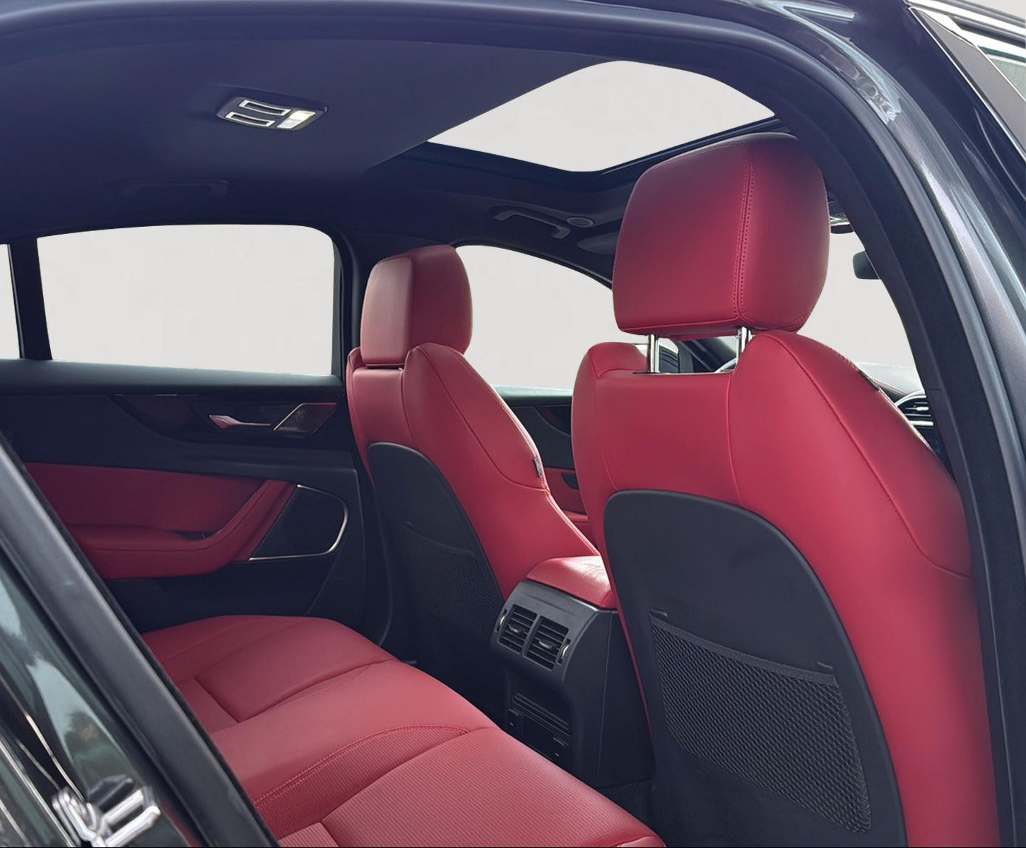 JAGUAR XE 2.0 Sport P300 AWD Automat-image-12