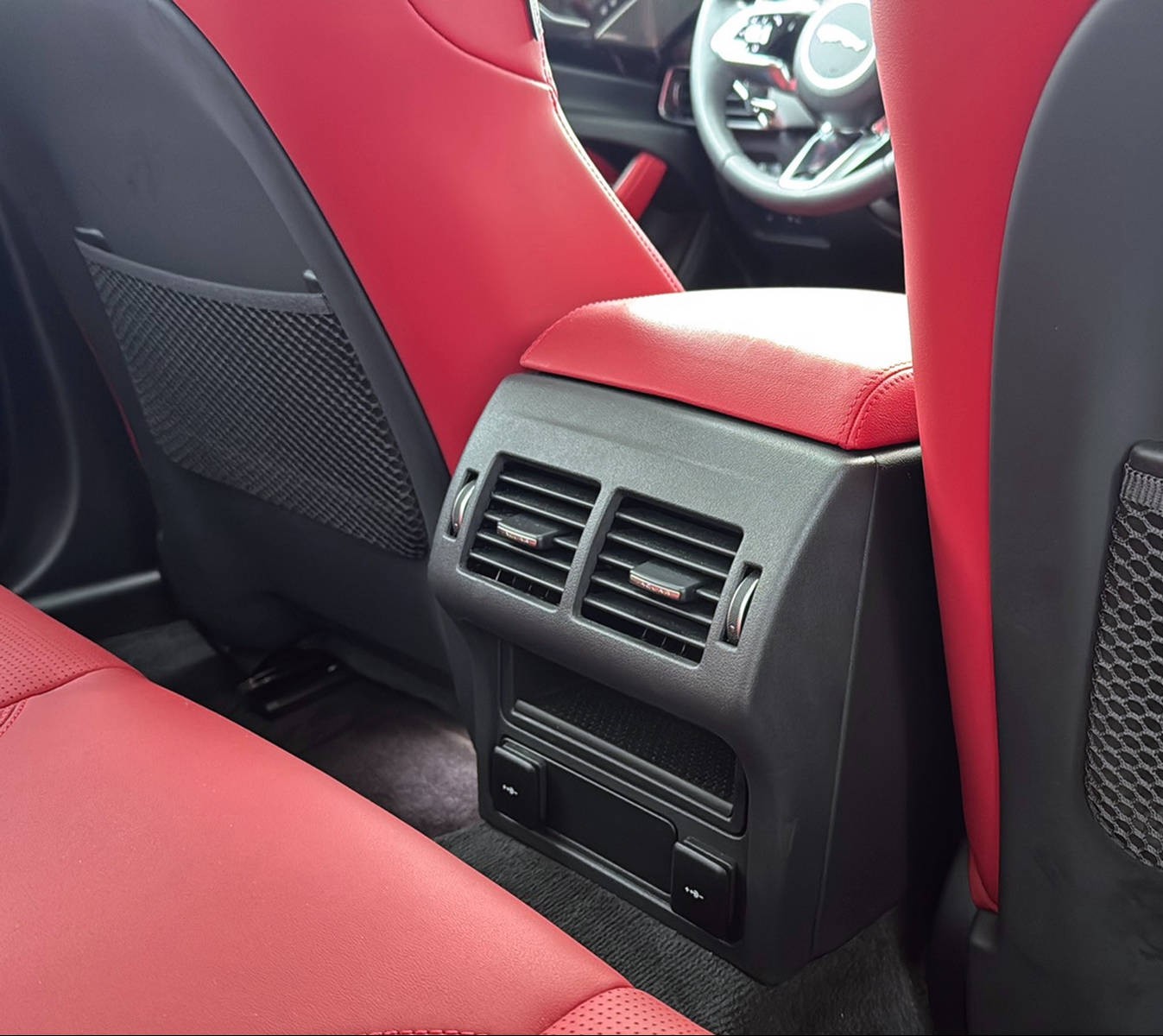JAGUAR XE 2.0 Sport P300 AWD Automat-image-13