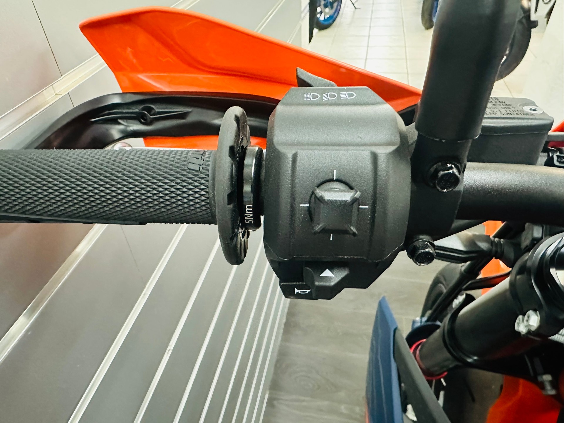 KTM 690 SMC R ABS (35 kW)-image-7
