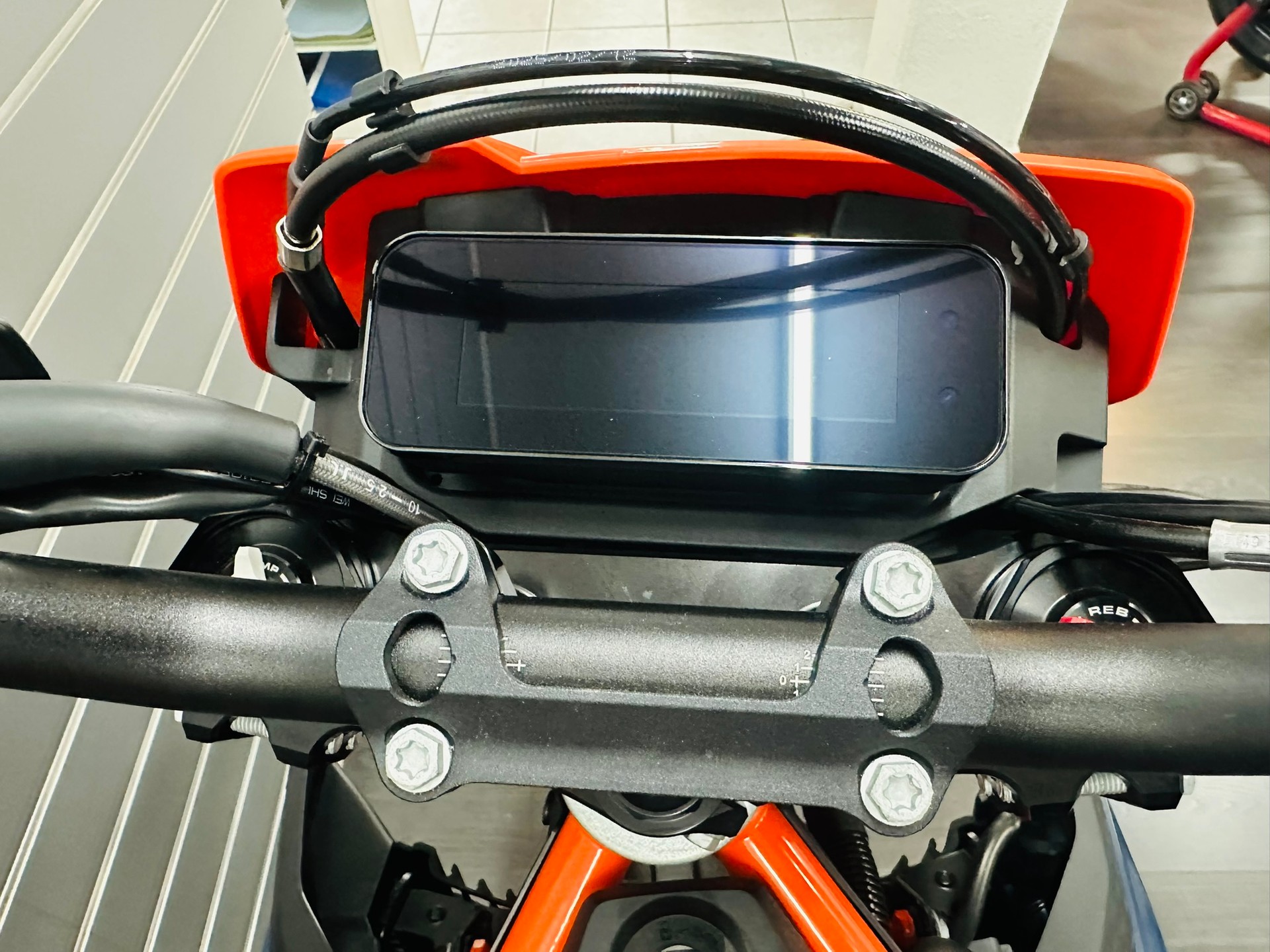KTM 690 SMC R ABS (35 kW)-image-10
