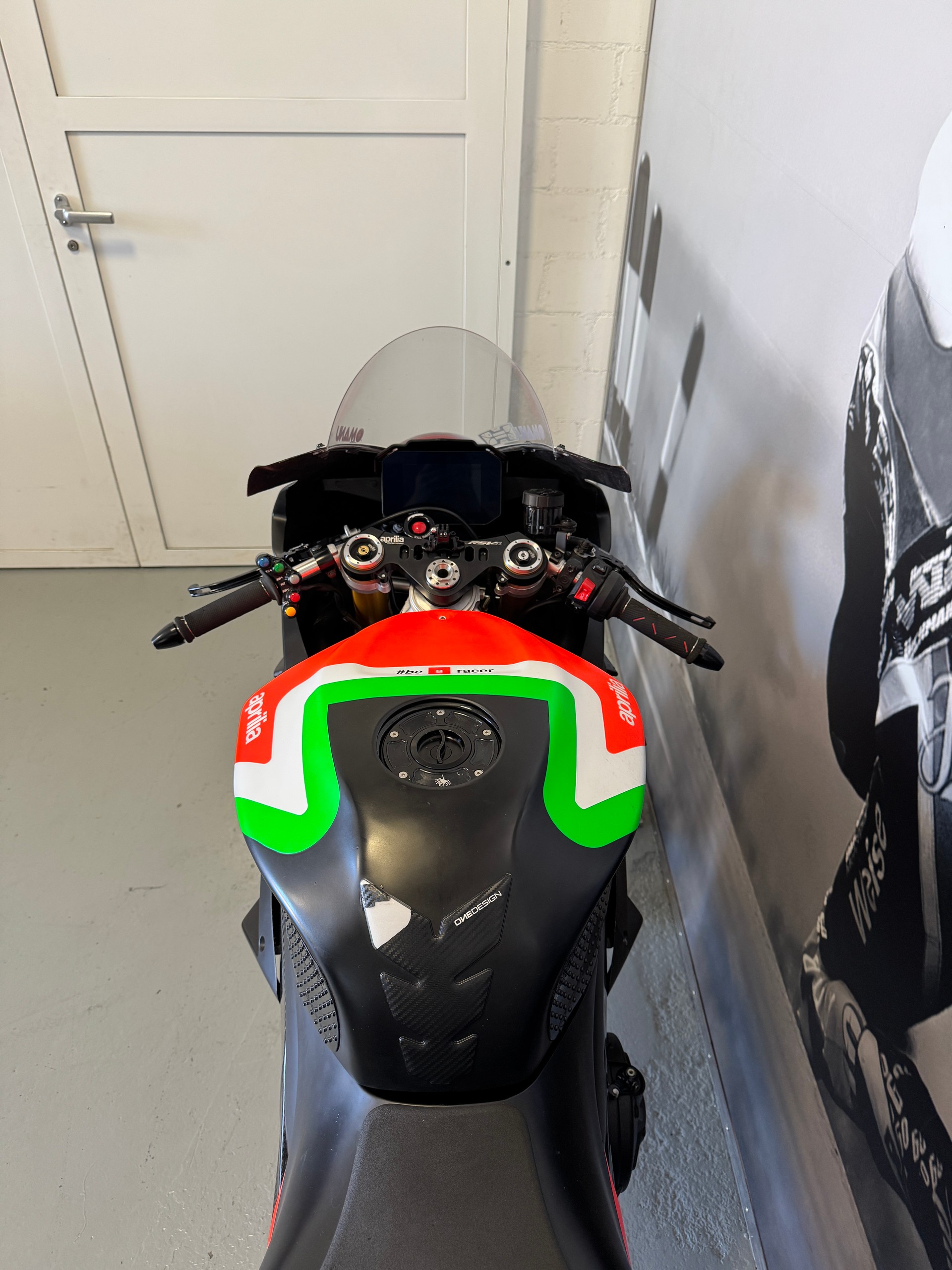 APRILIA RSV4 1100 Factory-image-6