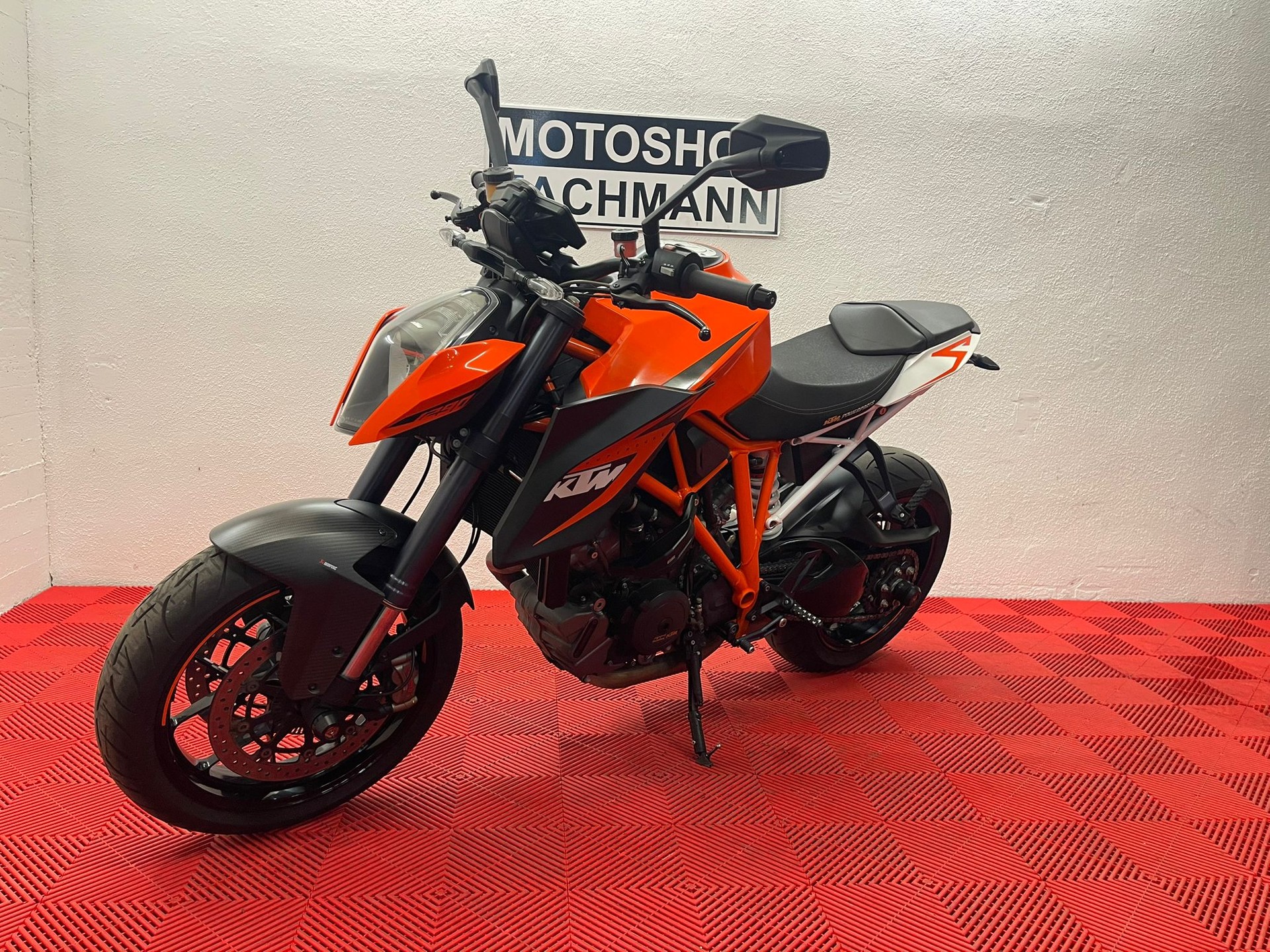 KTM 1290 Super Duke R-showroom-element-2