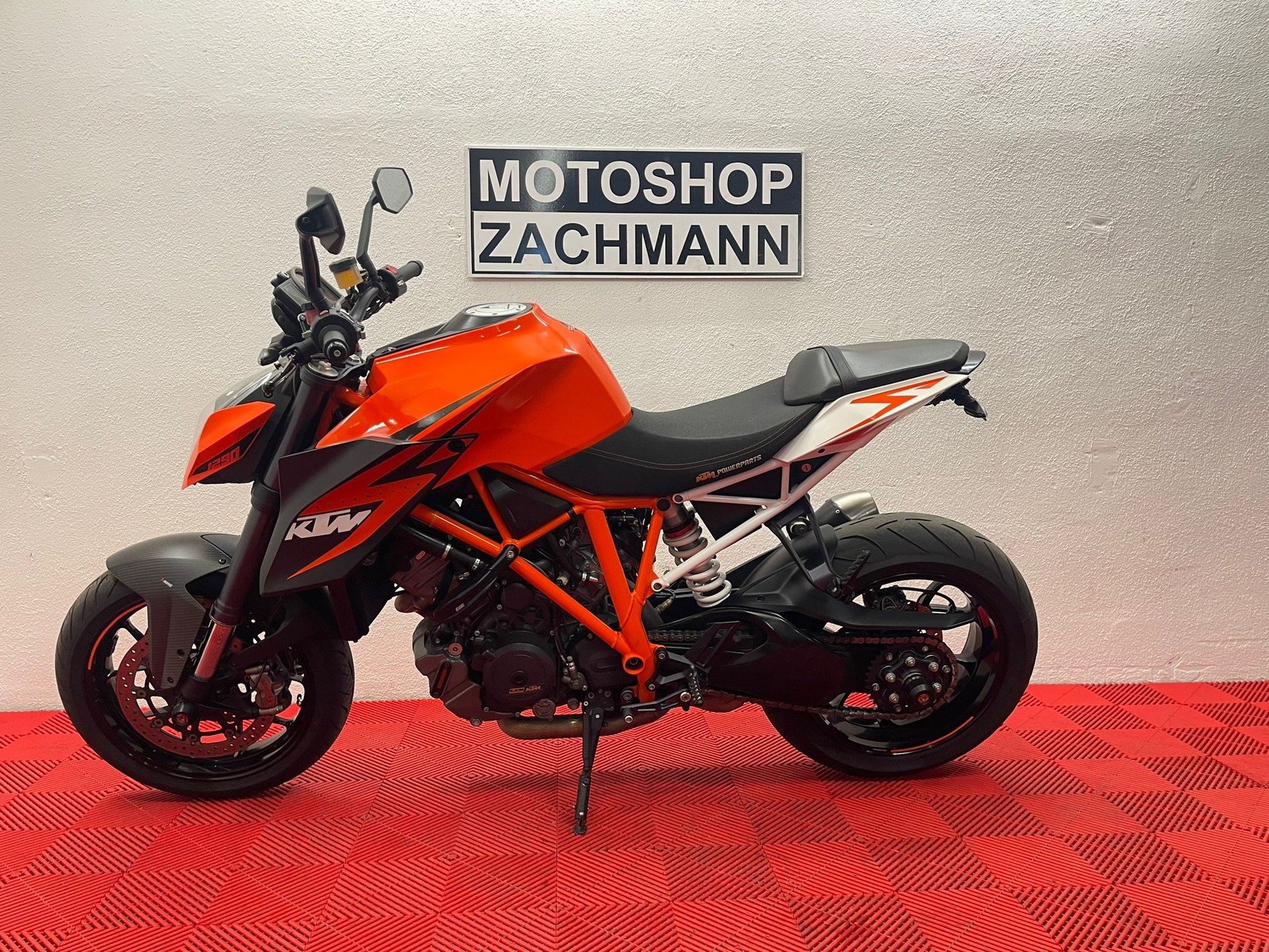 KTM 1290 Super Duke R-showroom-element-3