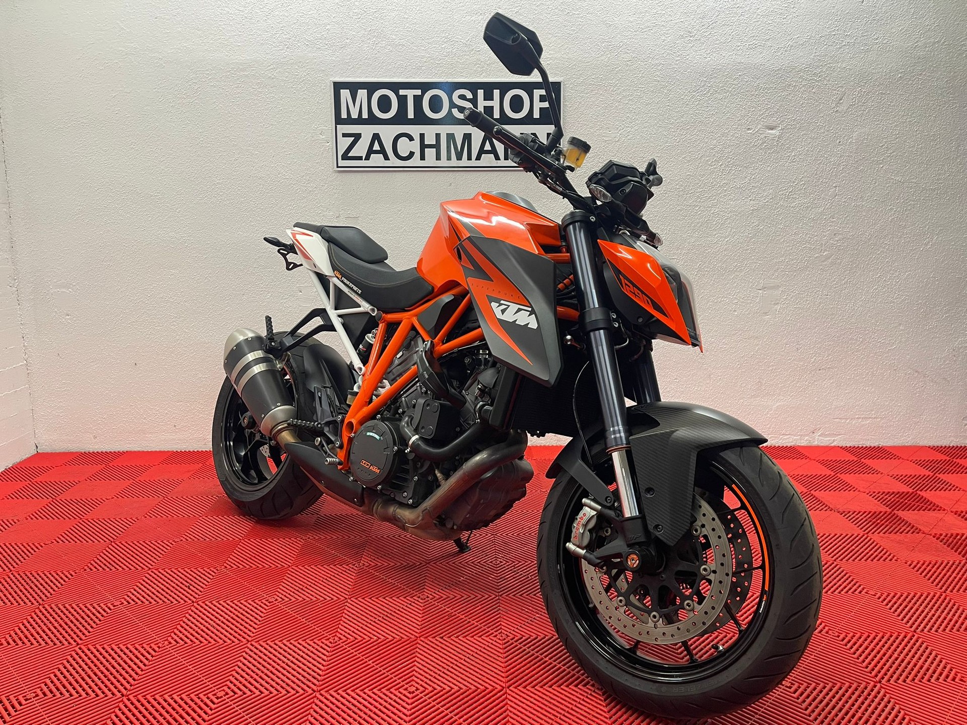 KTM 1290 Super Duke R-showroom-element-1