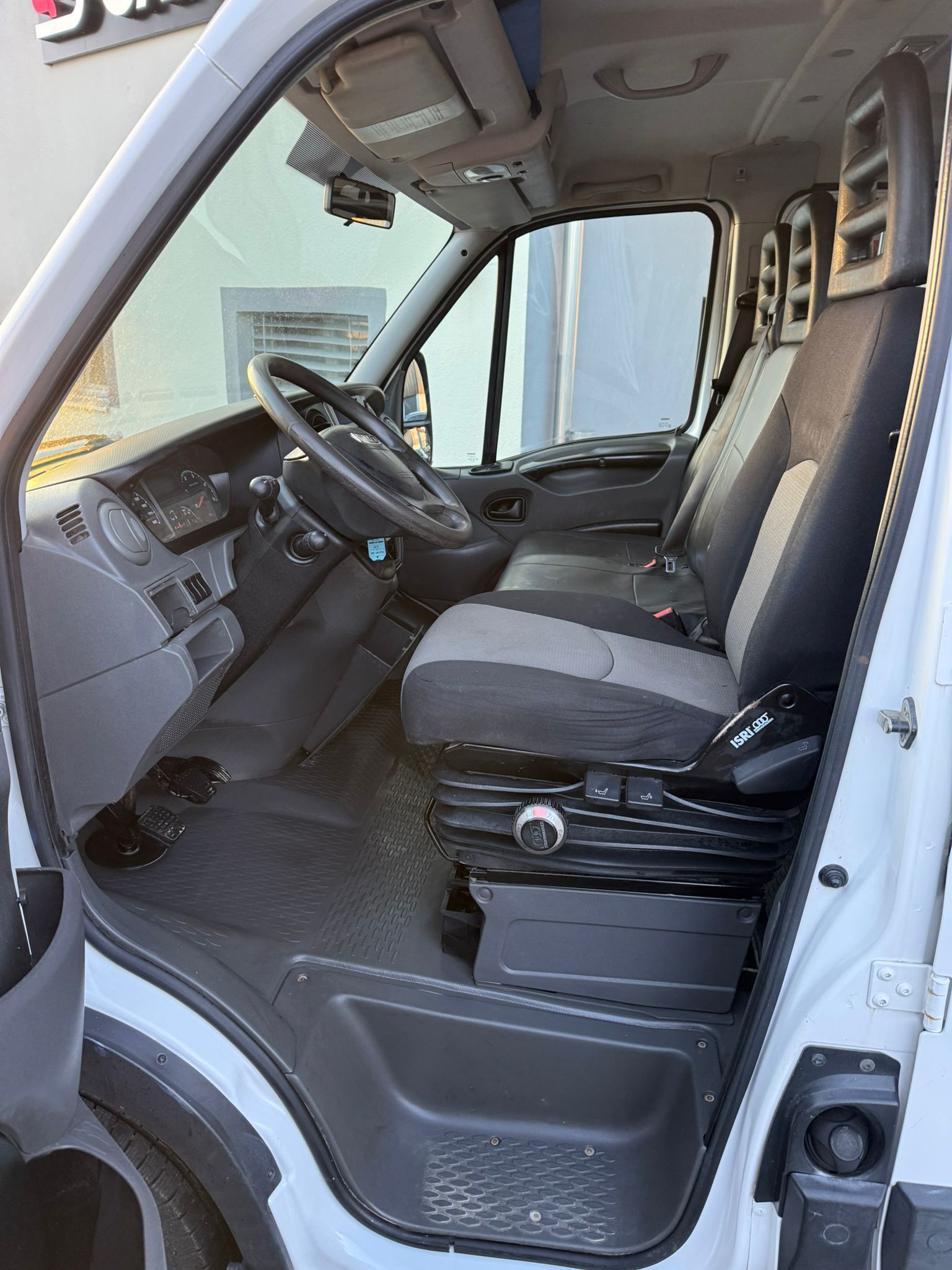 IVECO 35 C 17-image-11