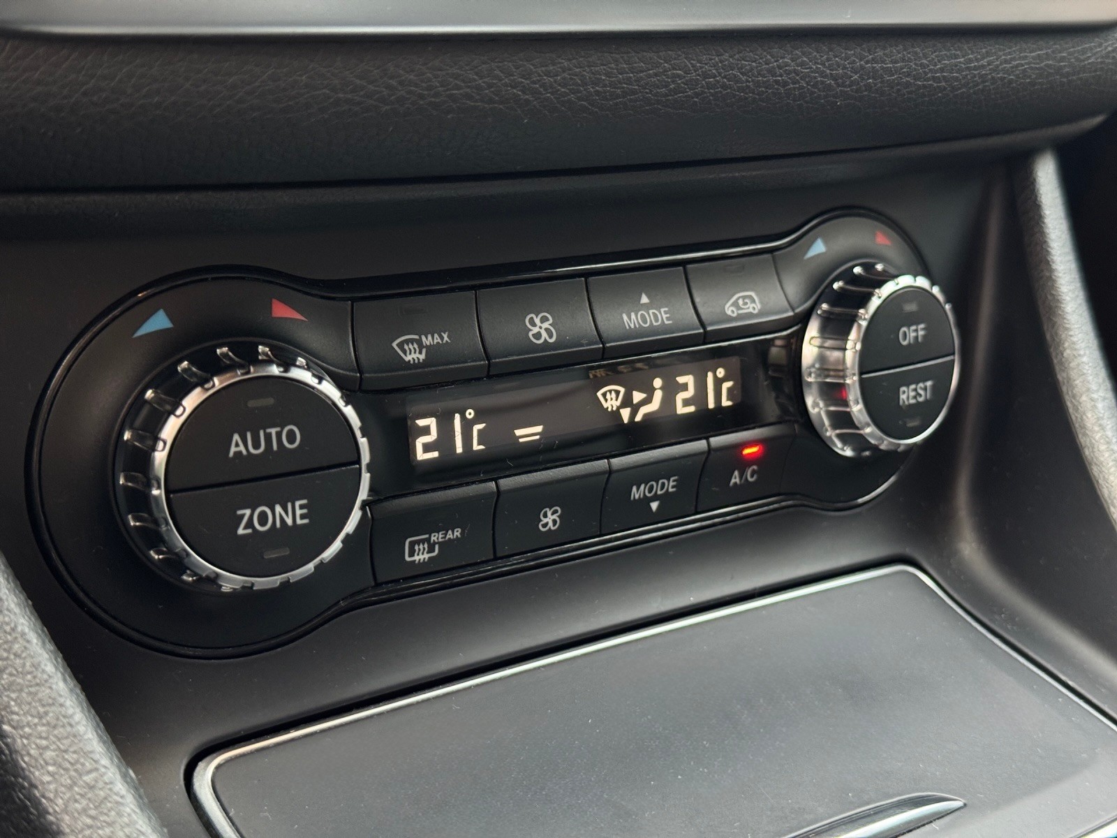 MERCEDES-BENZ CLA 200 Night Star 7G-DCT-image-16