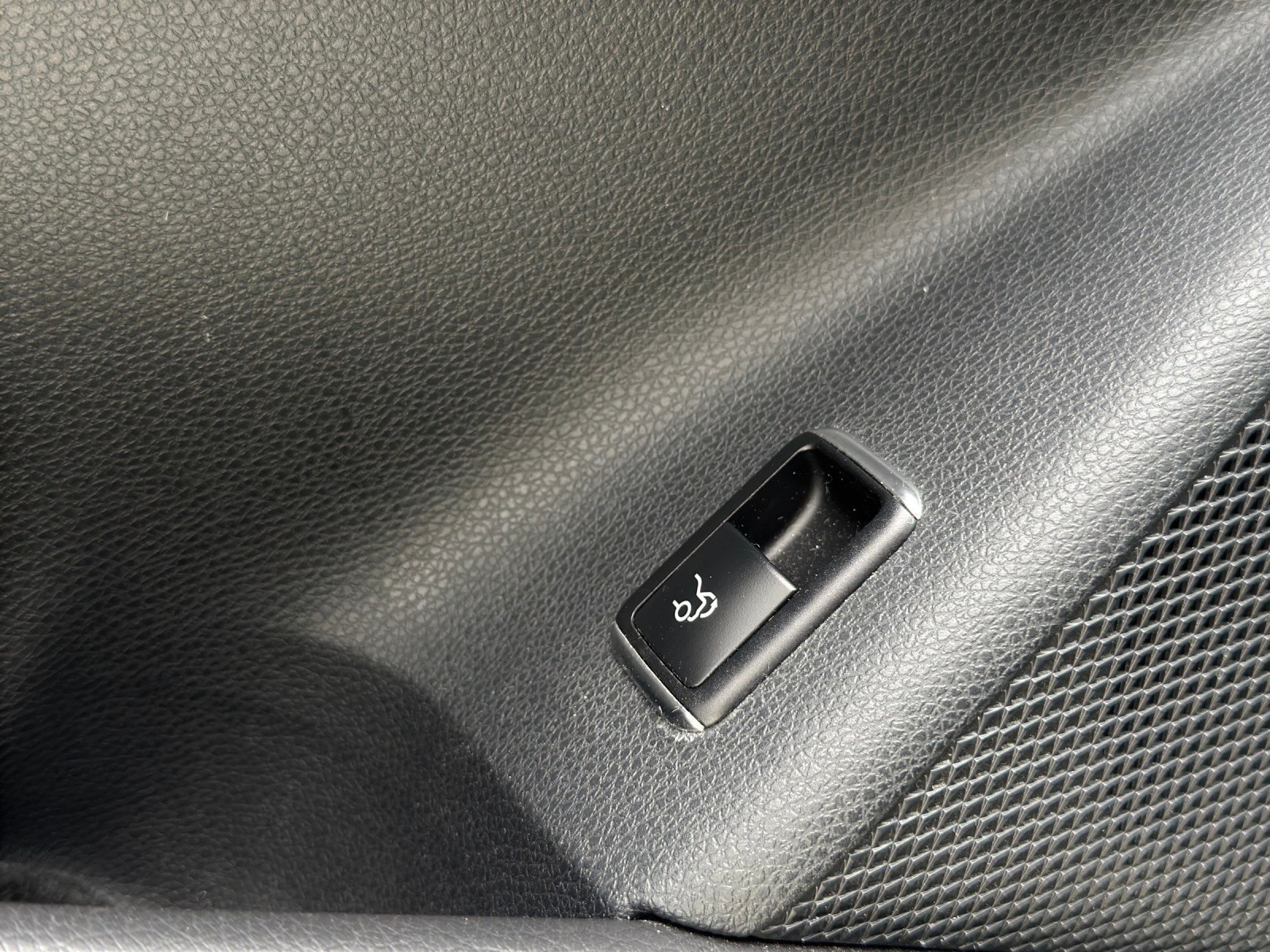MERCEDES-BENZ CLA 200 Night Star 7G-DCT-image-19