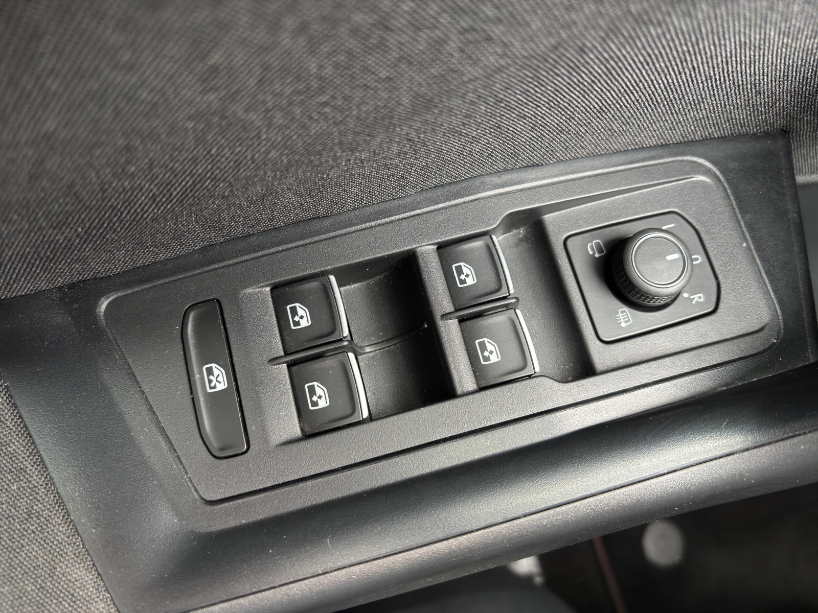 VW T-Roc 1.5 TSI Sport DSG mit AHK & Rückfahrkamera-image-29