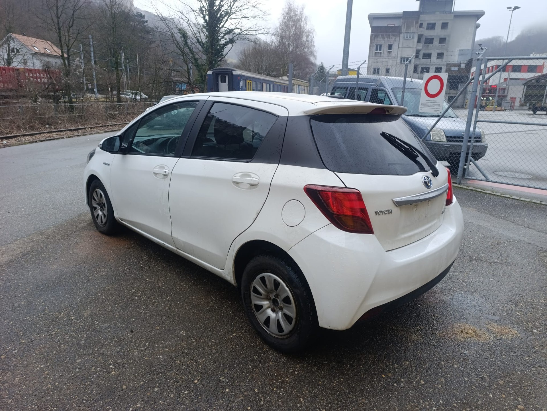 TOYOTA Yaris 1.5 VVT-i Hybrid Trend e-CVT-image-4