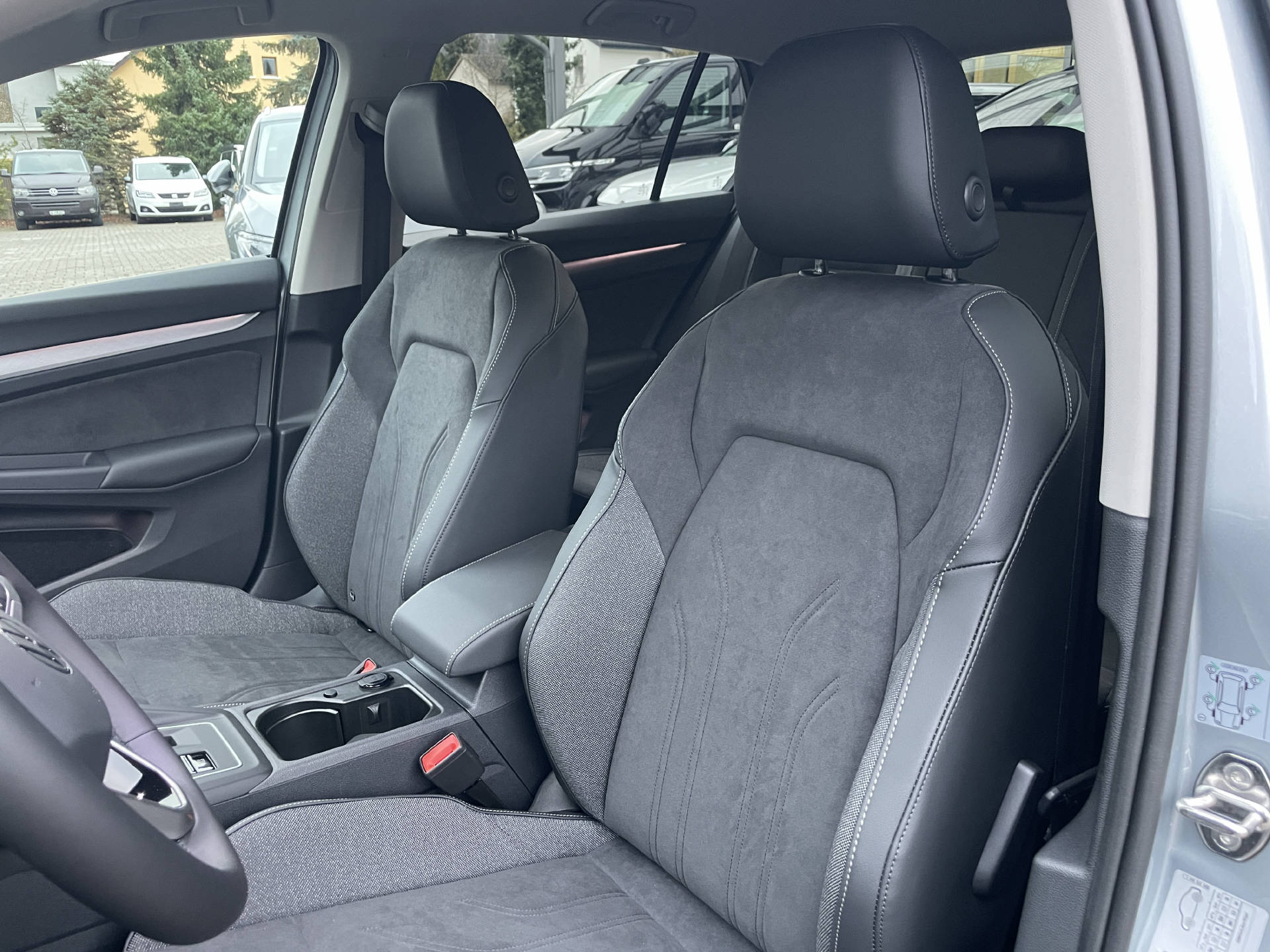 VW Golf VIII 1.5 eTSI UNITED Life DSG-image-6