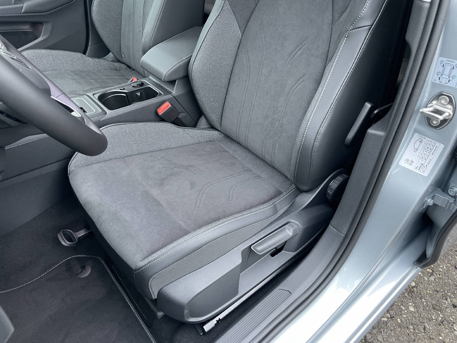 VW Golf VIII 1.5 eTSI UNITED Life DSG-image-7