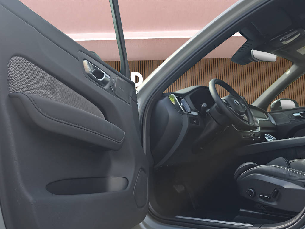 VOLVO XC60 2.0 B5 MH Plus Black Edition AWD-image-10