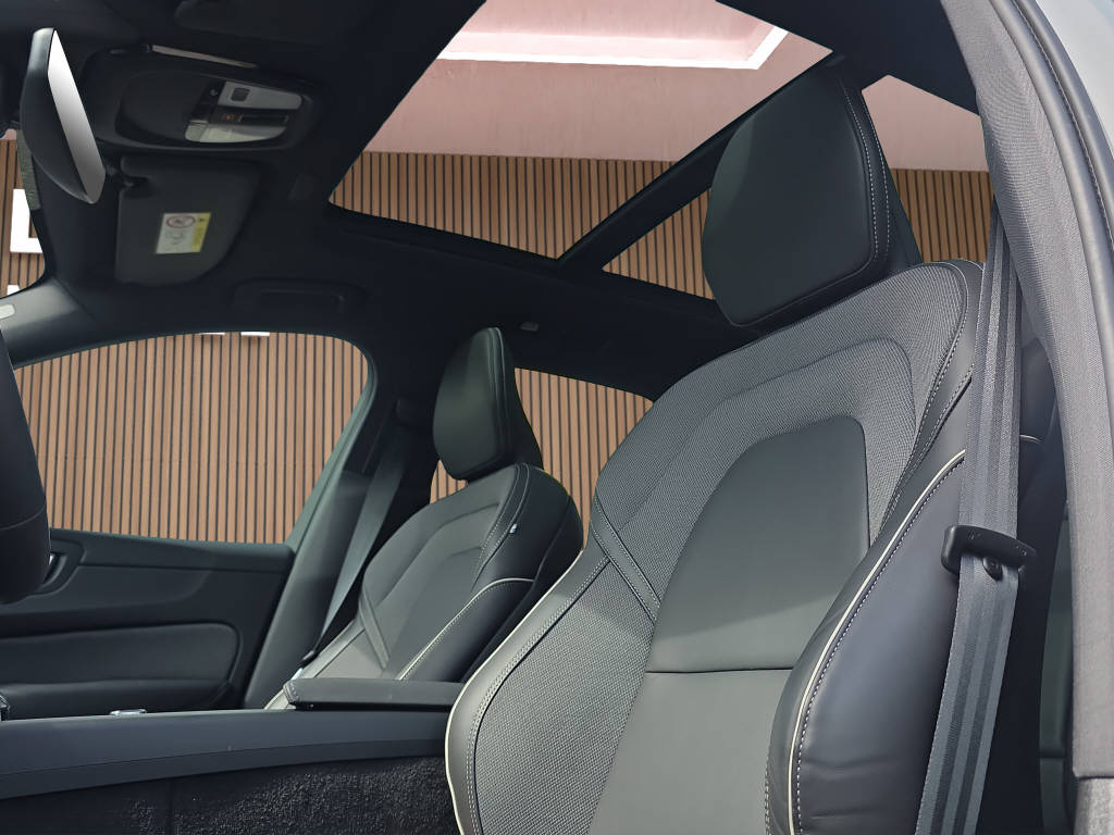 VOLVO XC60 2.0 B5 MH Plus Black Edition AWD-image-12