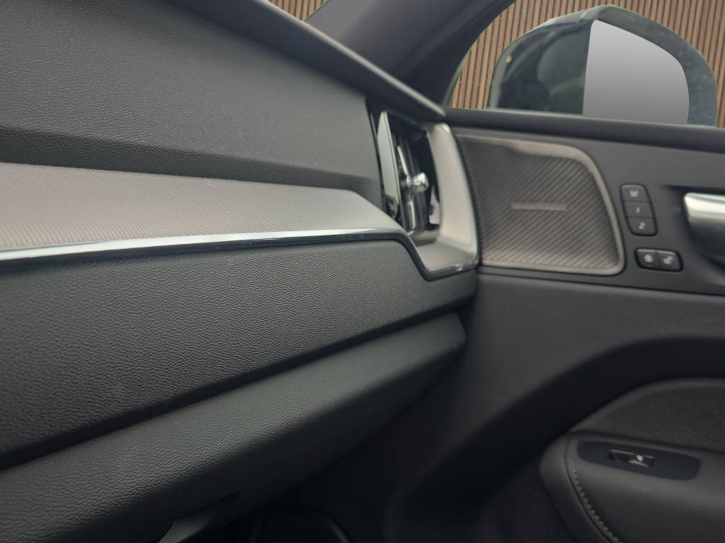 VOLVO XC60 2.0 B5 MH Plus Black Edition AWD-image-18