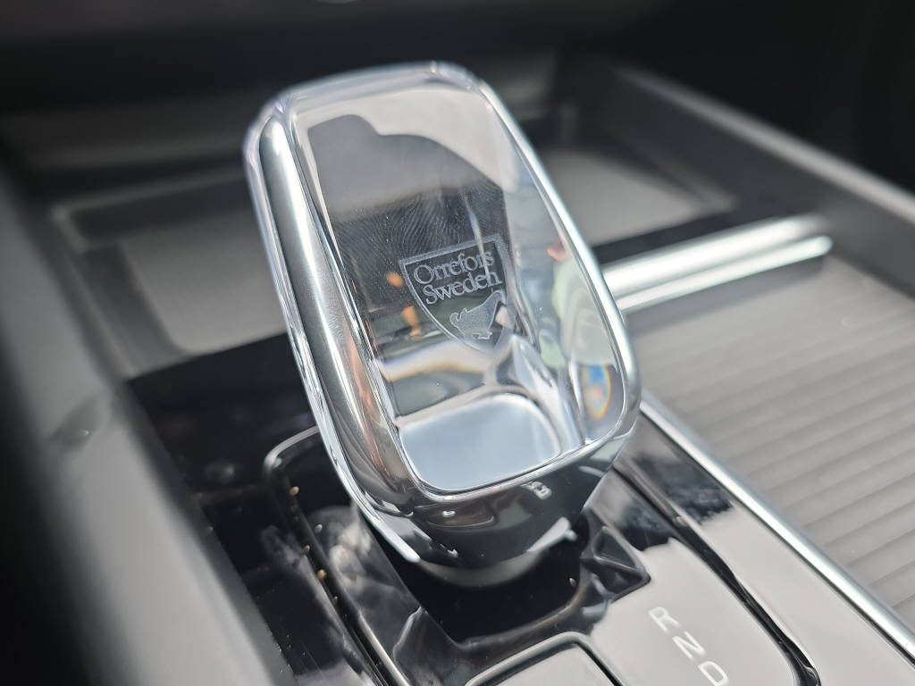 VOLVO XC60 2.0 B5 MH Plus Black Edition AWD-image-23
