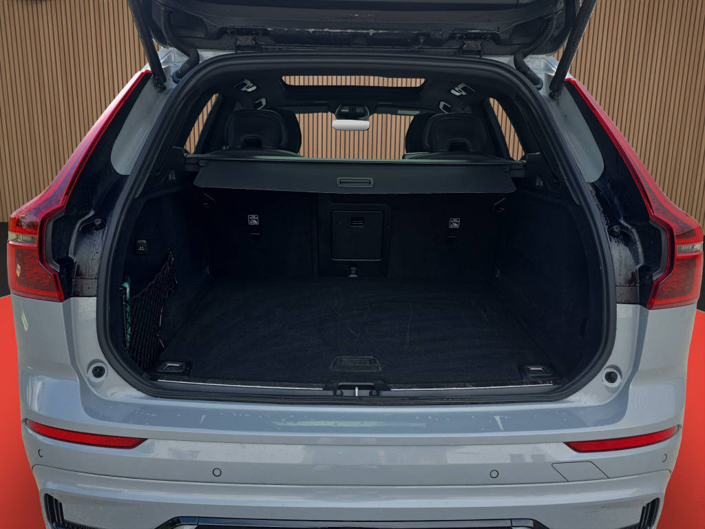VOLVO XC60 2.0 B5 MH Plus Black Edition AWD-image-14