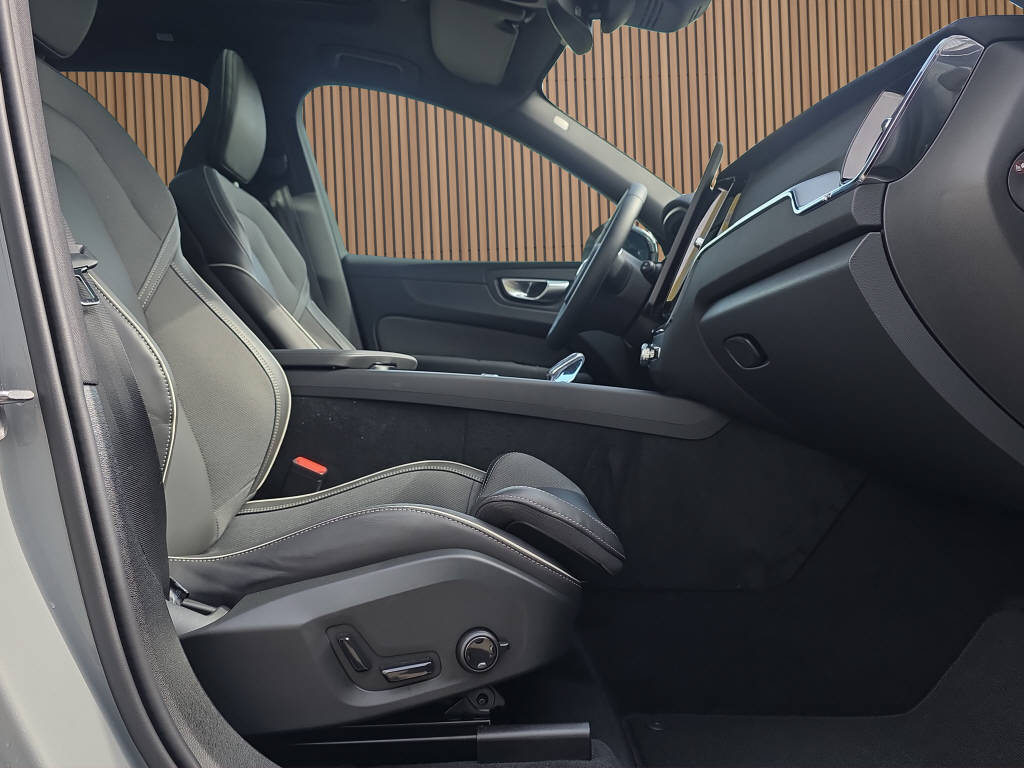 VOLVO XC60 2.0 B5 MH Plus Black Edition AWD-image-13
