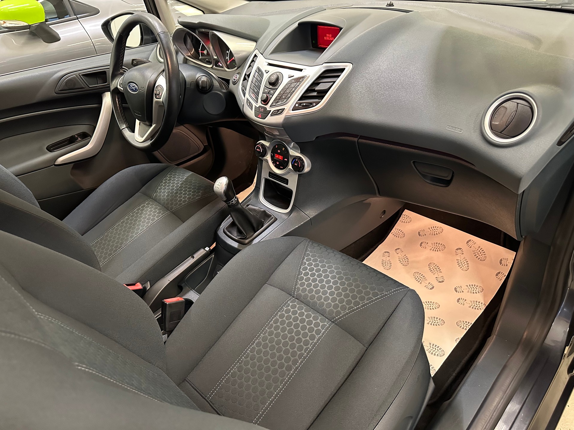 FORD Fiesta 1.4 16V Titanium-image-18
