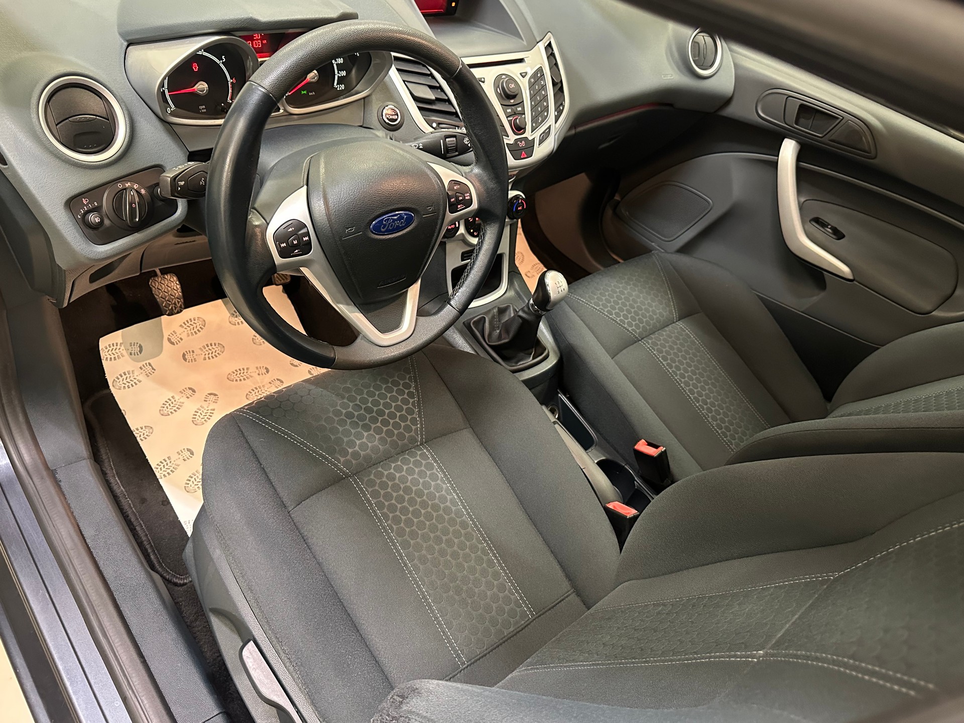 FORD Fiesta 1.4 16V Titanium-image-21