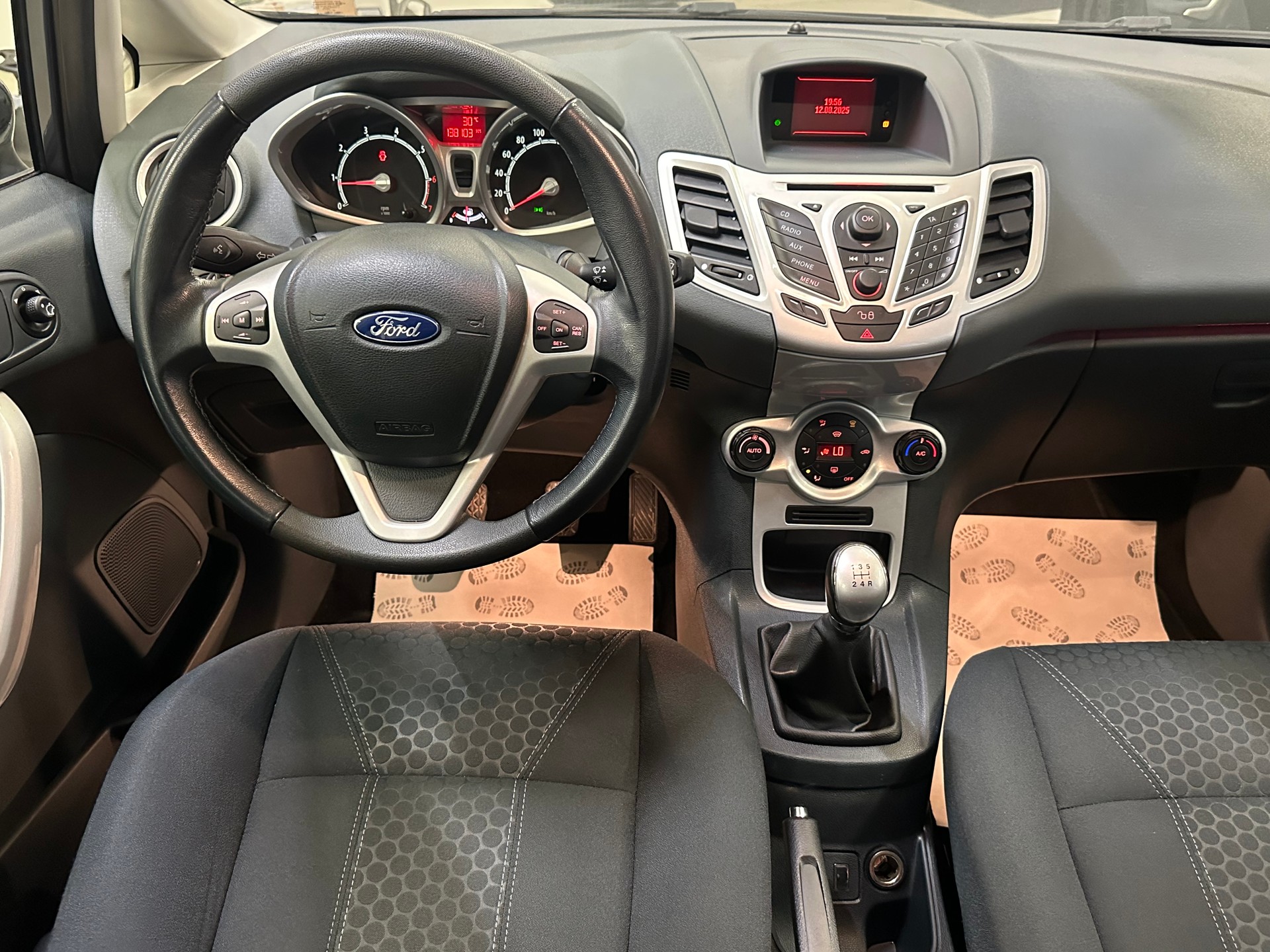 FORD Fiesta 1.4 16V Titanium-image-22