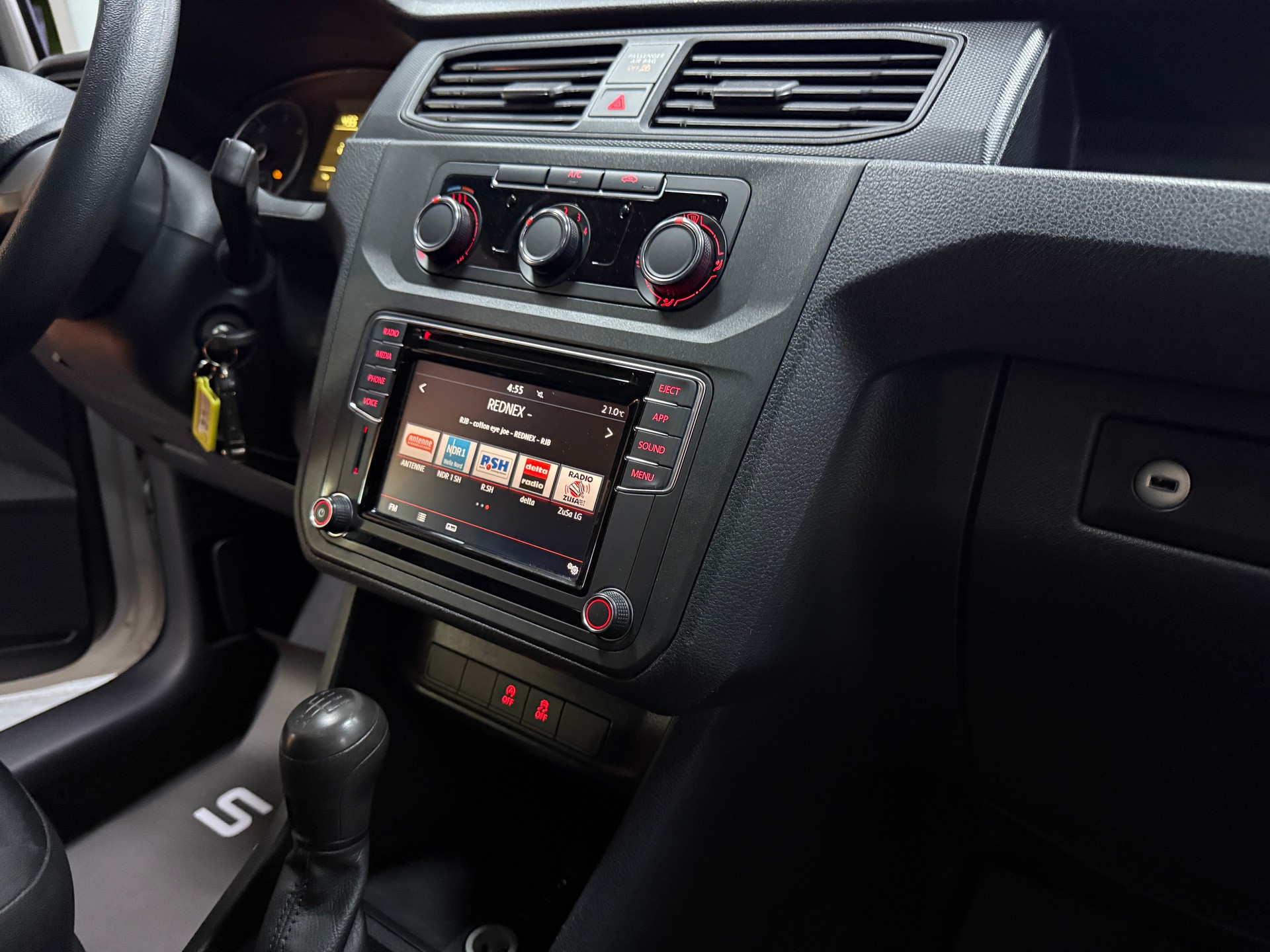 VW Caddy 2.0TDI BlueMotion Technology-image-8