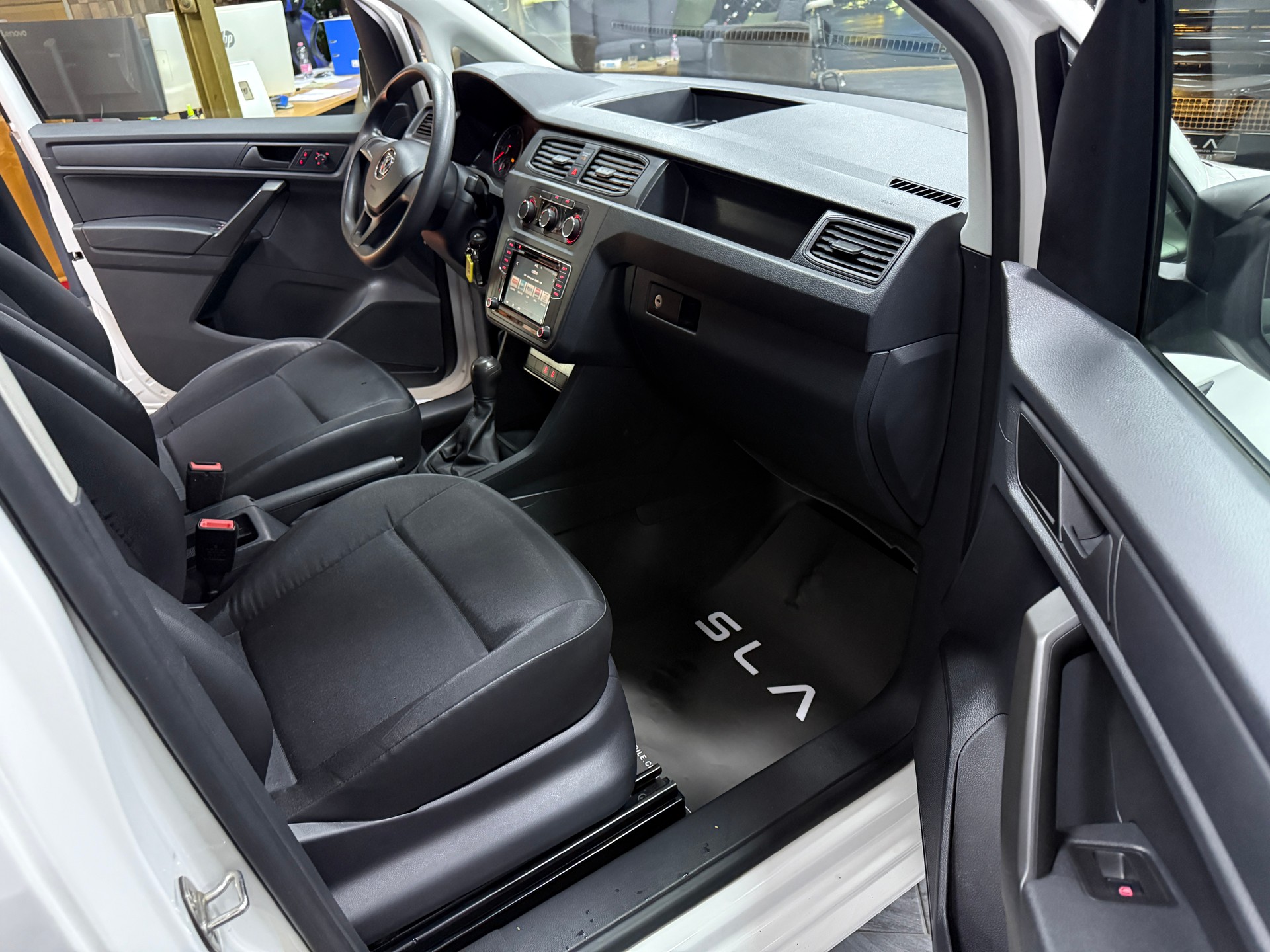 VW Caddy 2.0TDI BlueMotion Technology-image-7