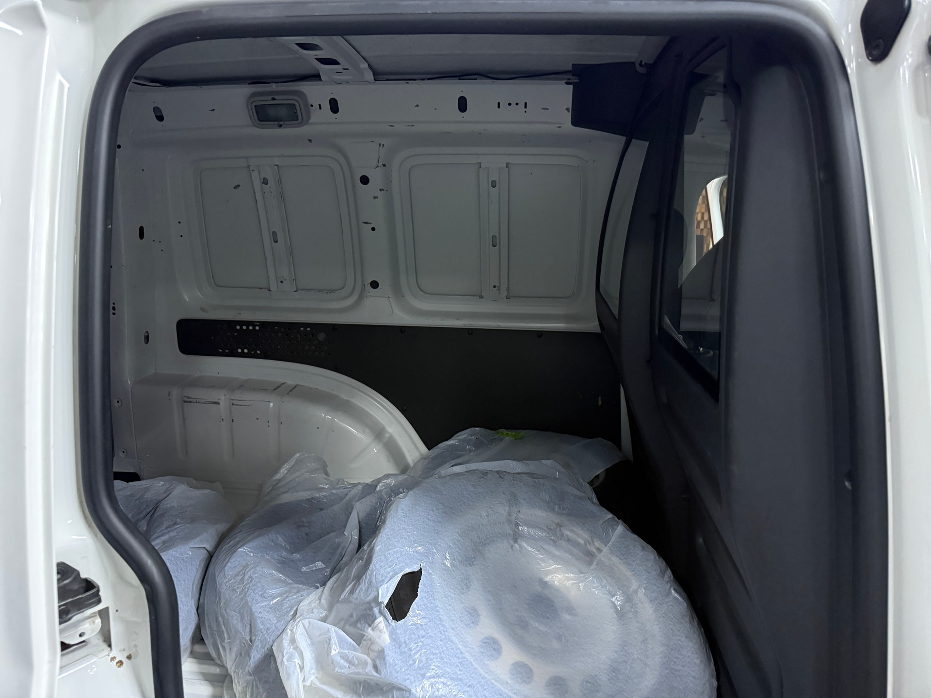 VW Caddy 2.0TDI BlueMotion Technology-image-13