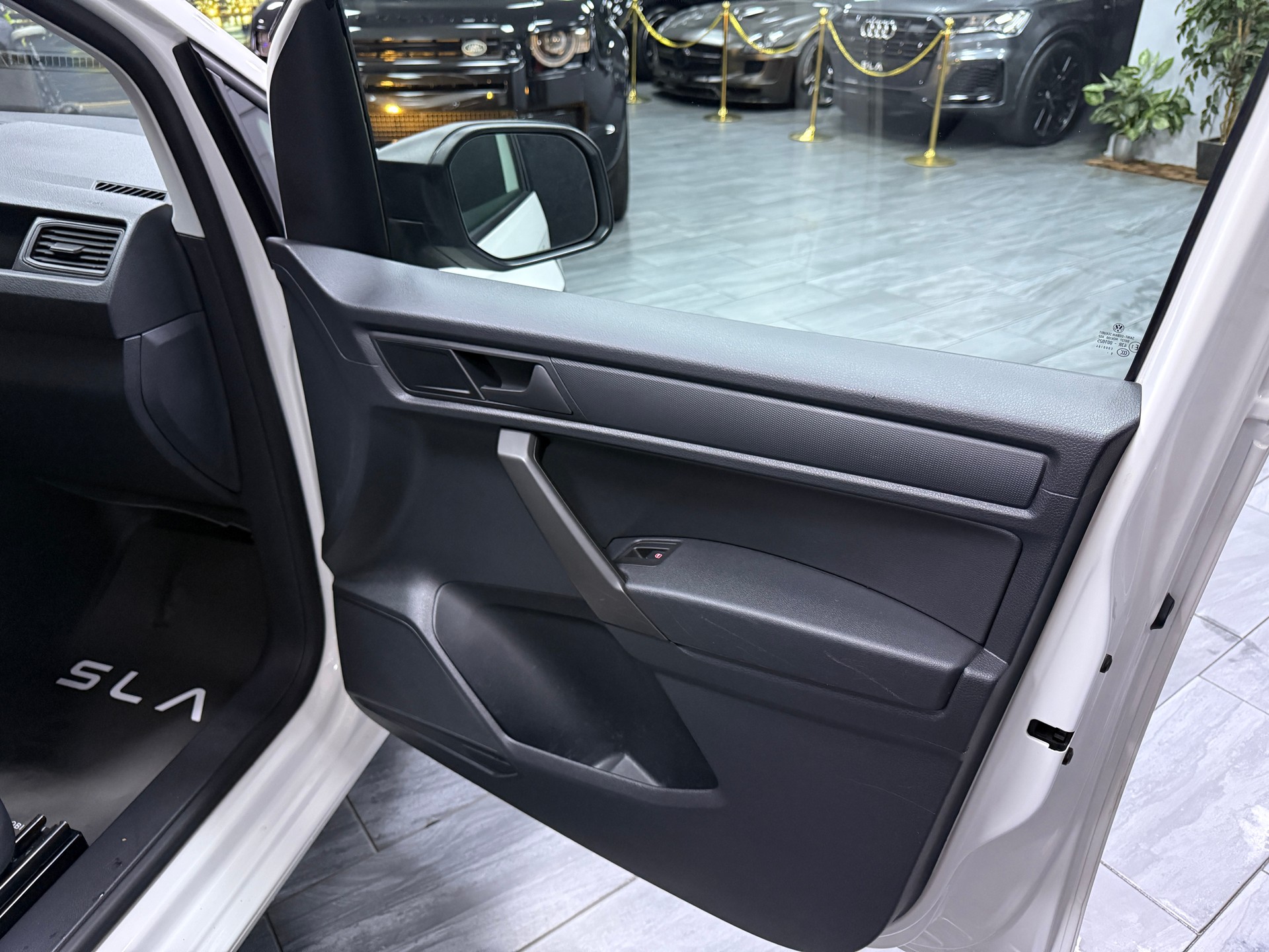 VW Caddy 2.0TDI BlueMotion Technology-image-11