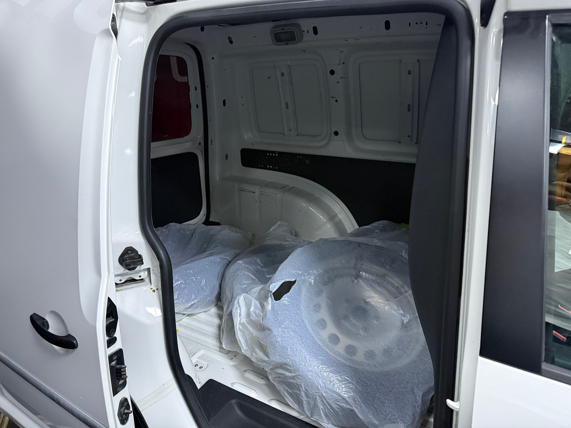 VW Caddy 2.0TDI BlueMotion Technology-image-12