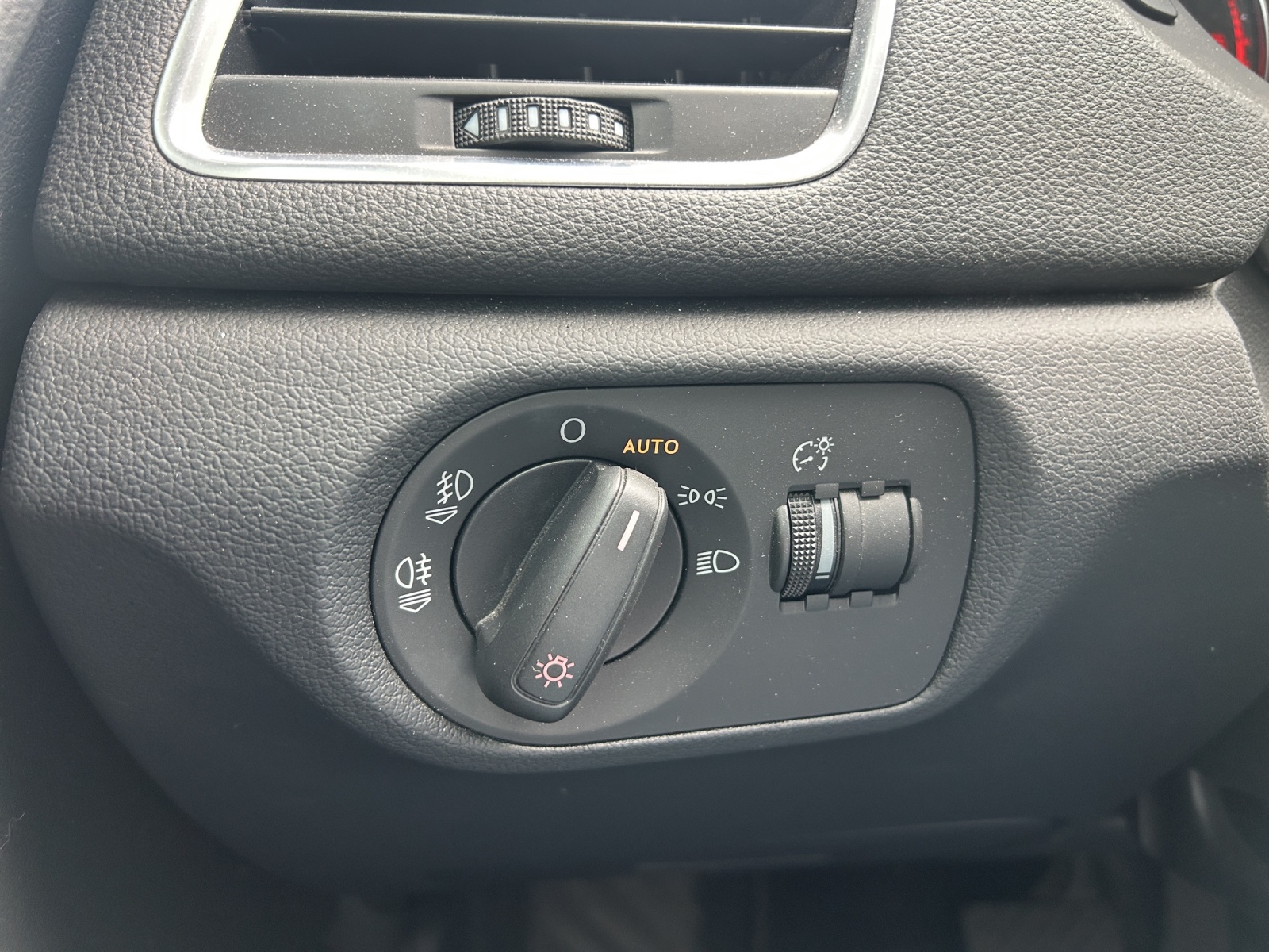AUDI Q3 2.0 TDI Start quattro S-tronic-image-14