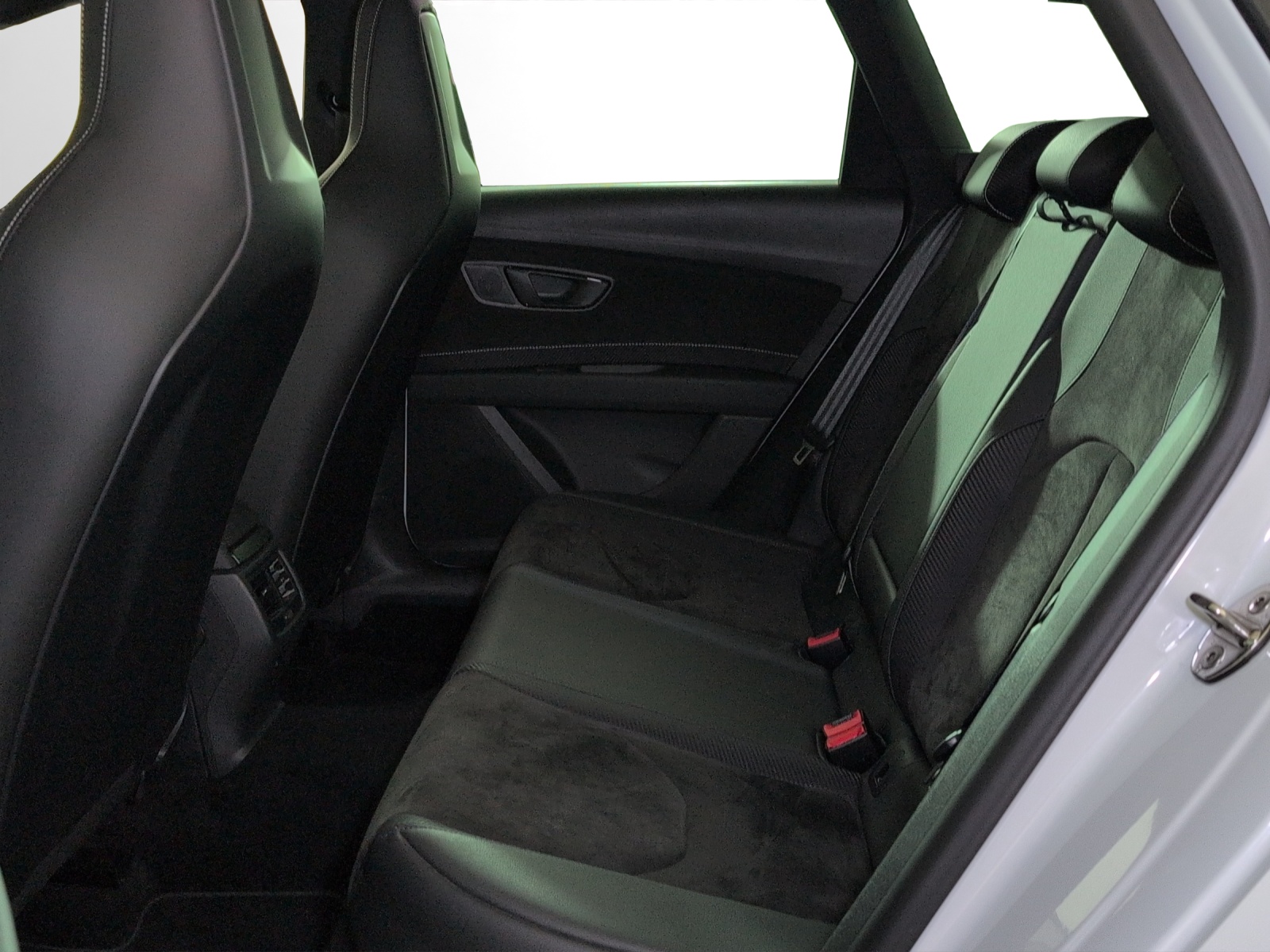SEAT Leon ST 2.0 TSI Swiss Cupra 300 4 Drive DSG-image-7