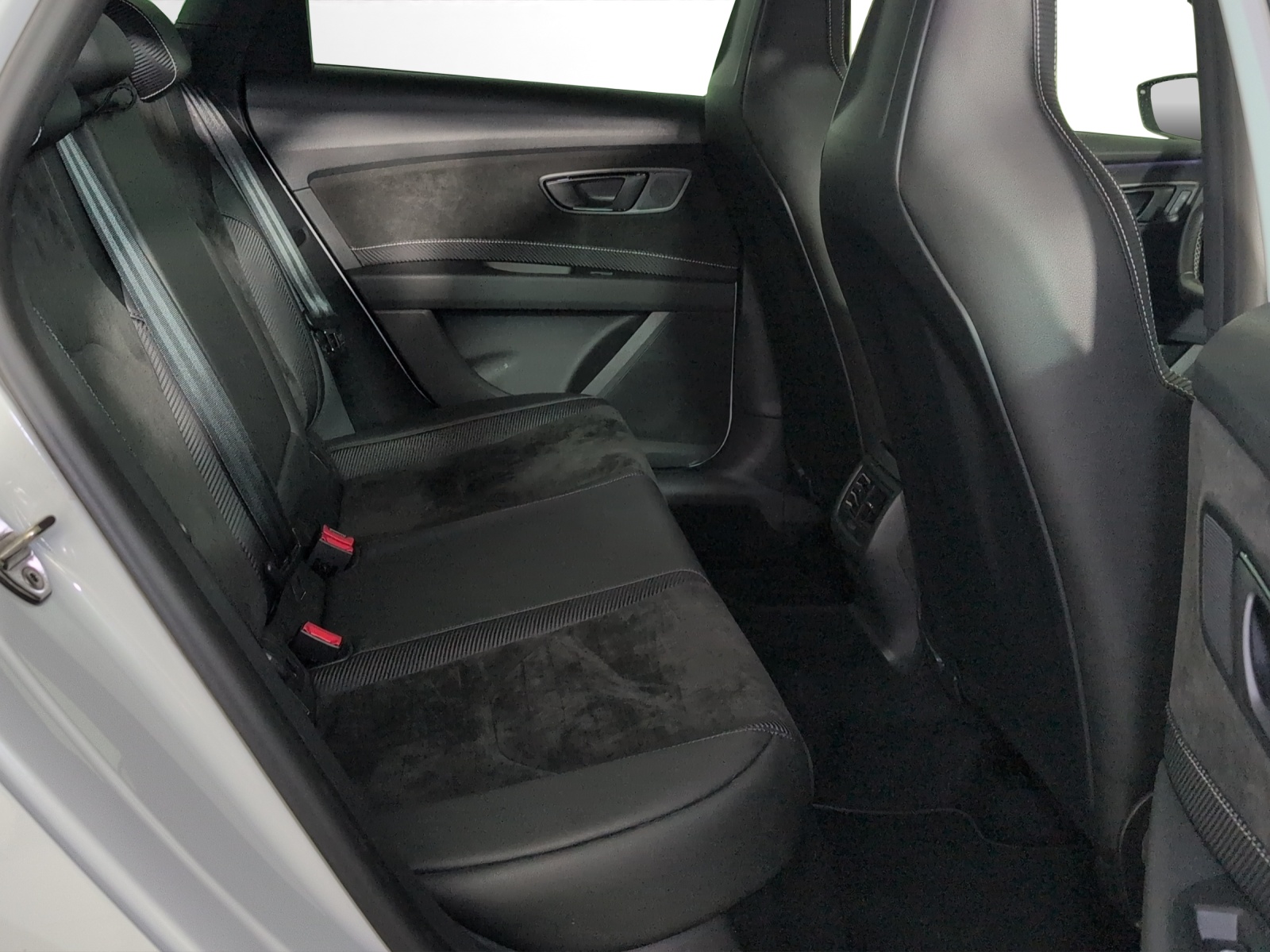 SEAT Leon ST 2.0 TSI Swiss Cupra 300 4 Drive DSG-image-8