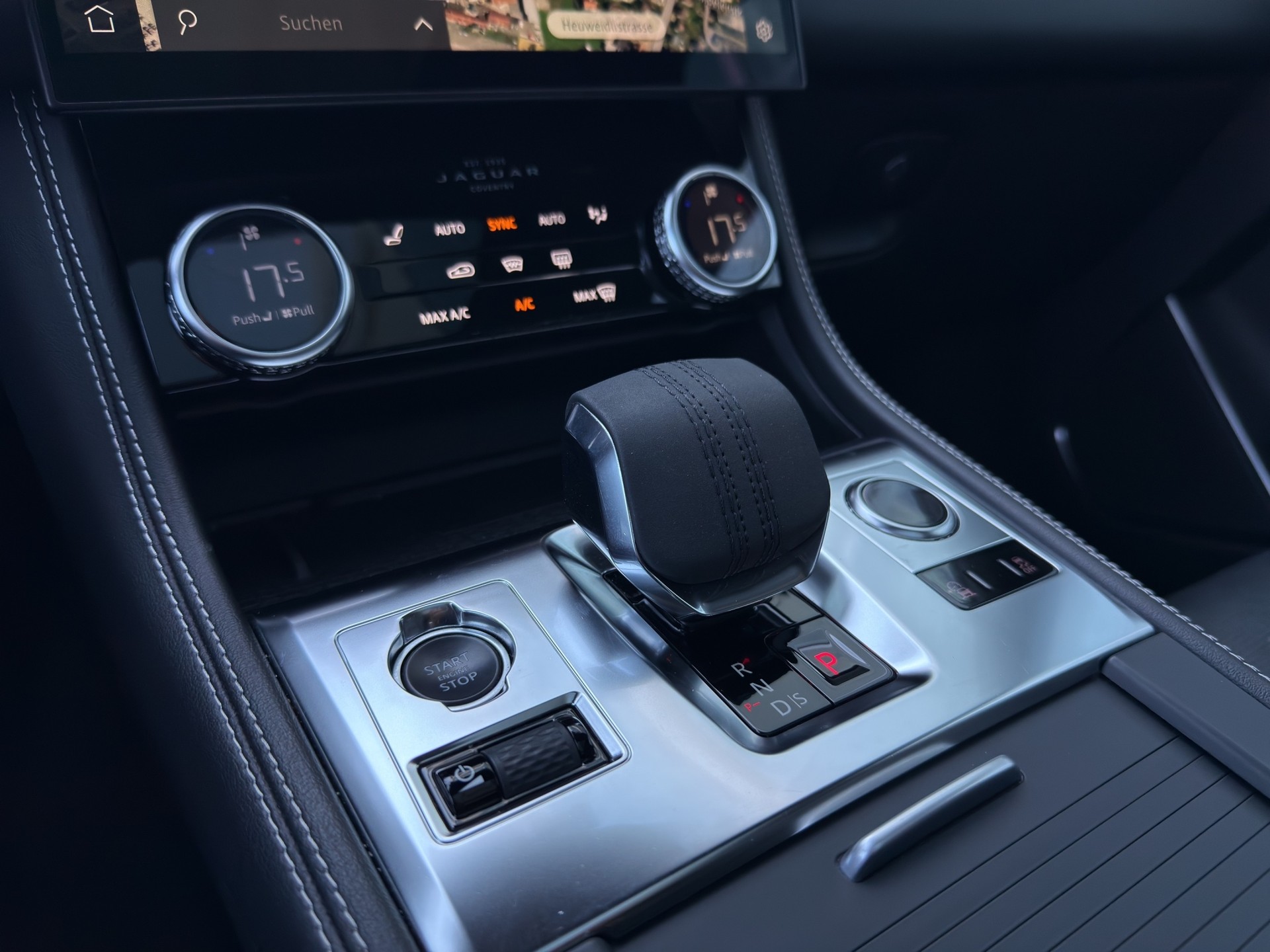 JAGUAR F-Pace 2.0 P250 R-Dynamic SE AWD-image-13