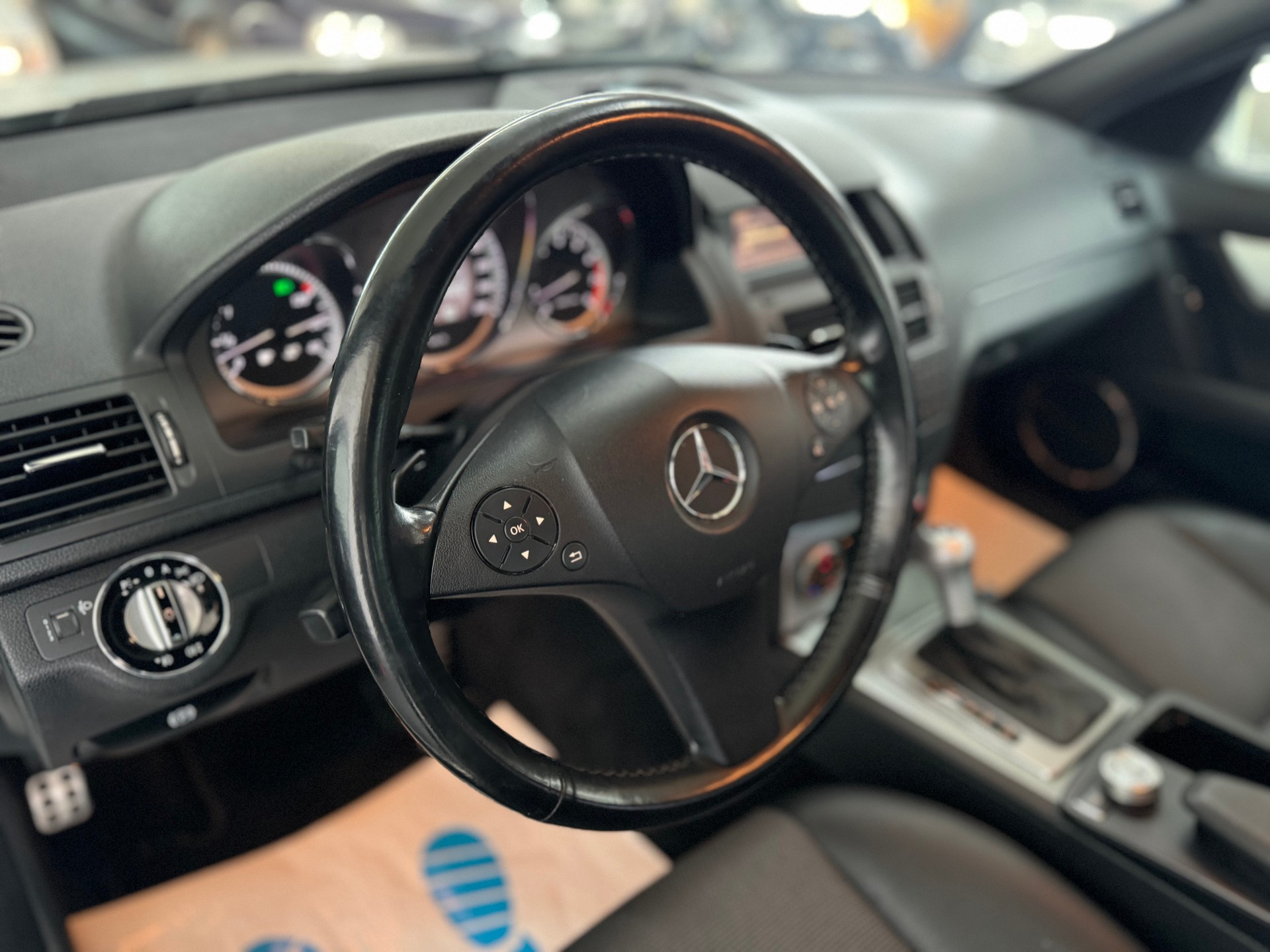 MERCEDES-BENZ C 180 CGI BlueEfficiency White Star Automatic-image-11