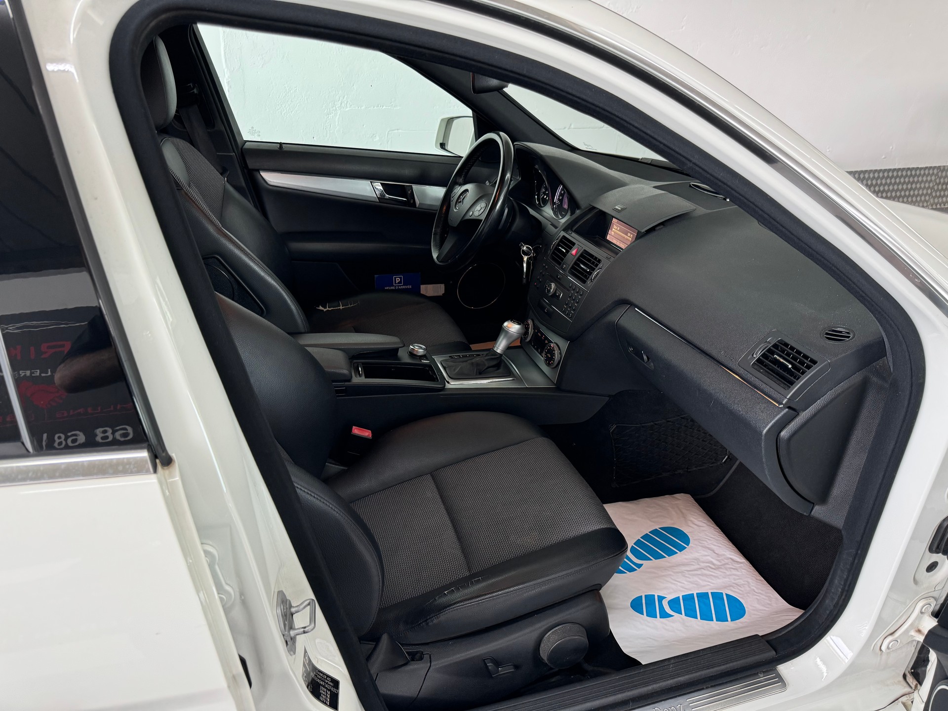 MERCEDES-BENZ C 180 CGI BlueEfficiency White Star Automatic-image-16