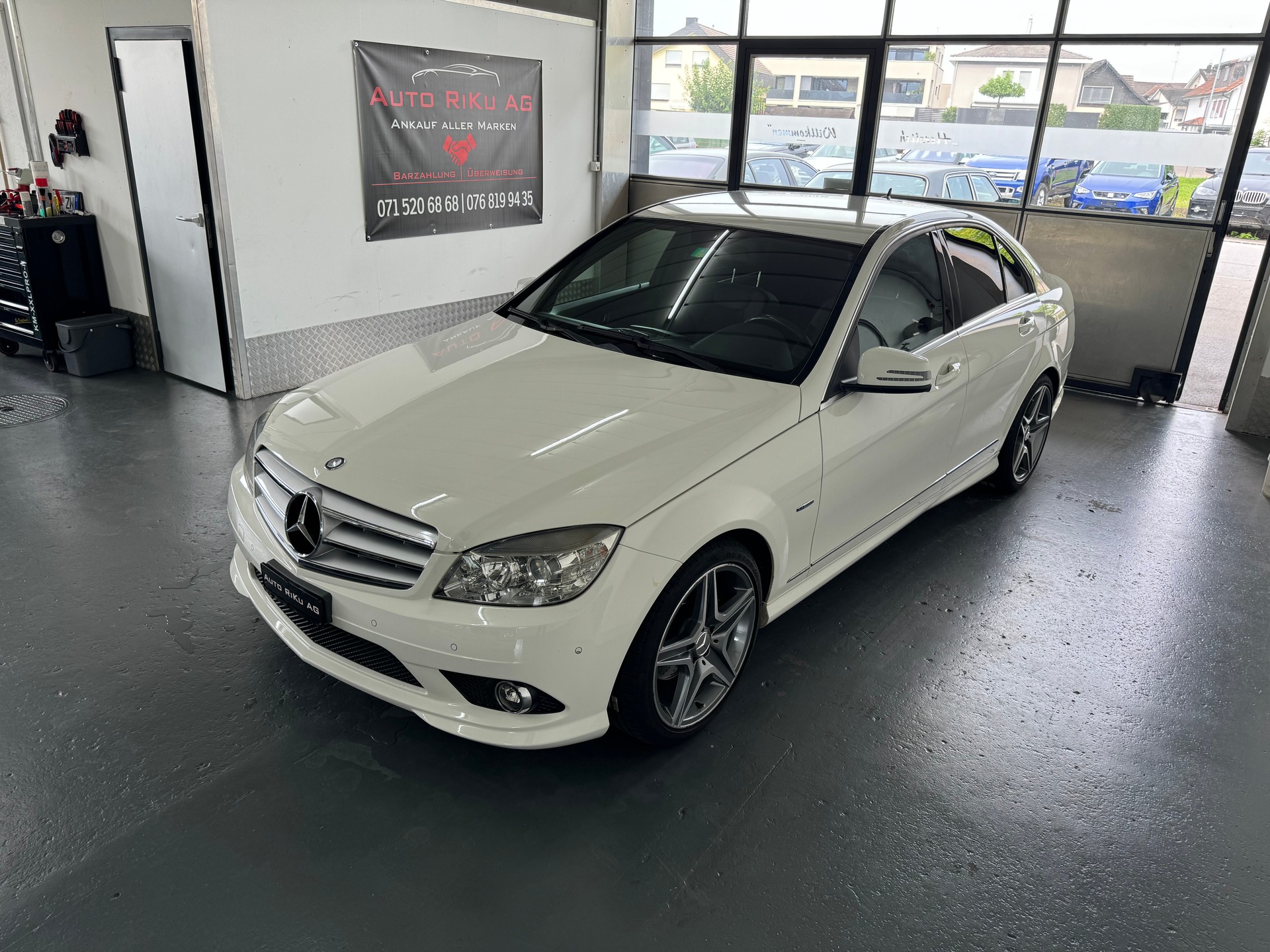 MERCEDES-BENZ C 180 CGI BlueEfficiency White Star Automatic-image-3