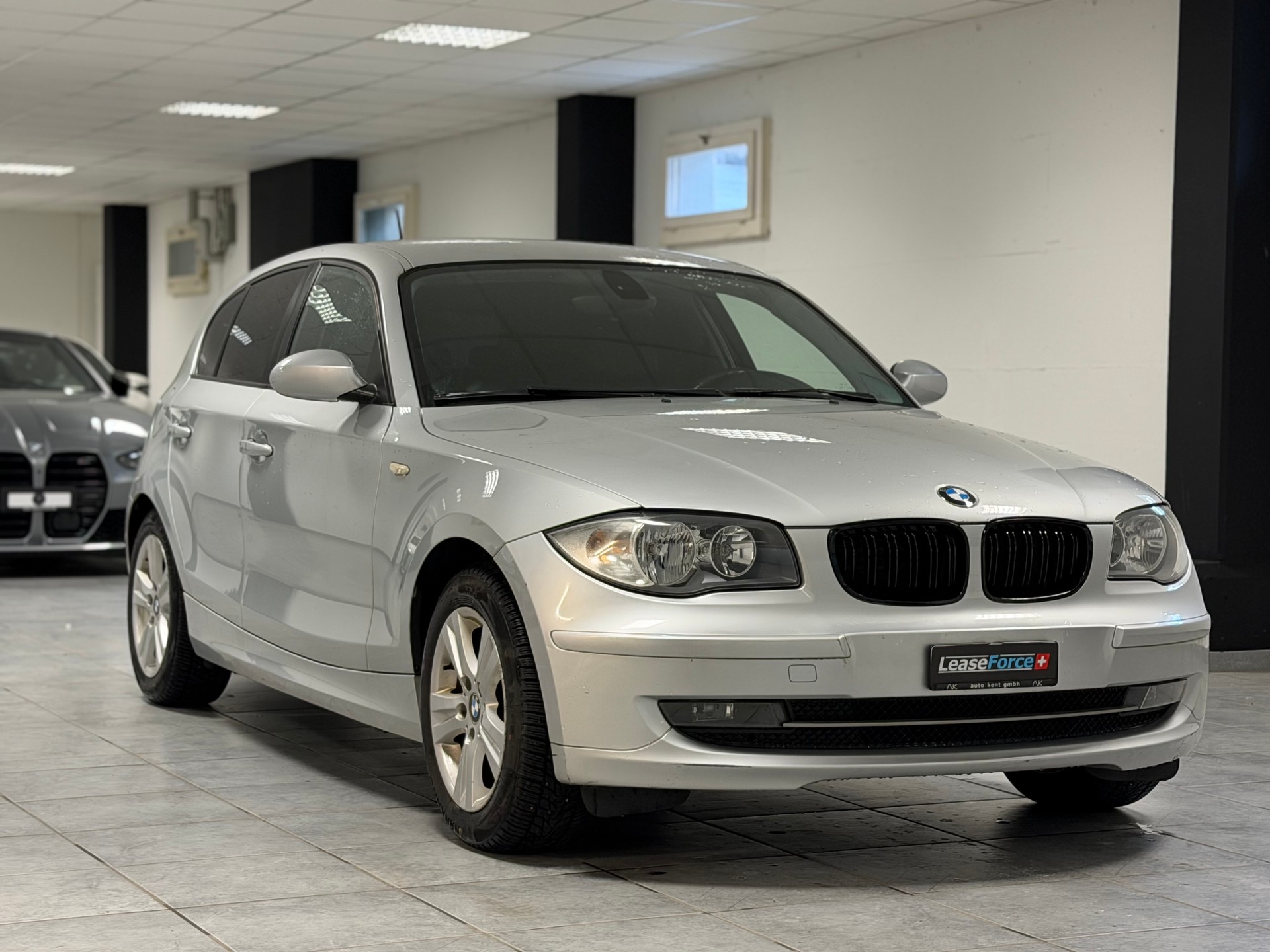 BMW 120i-image-3