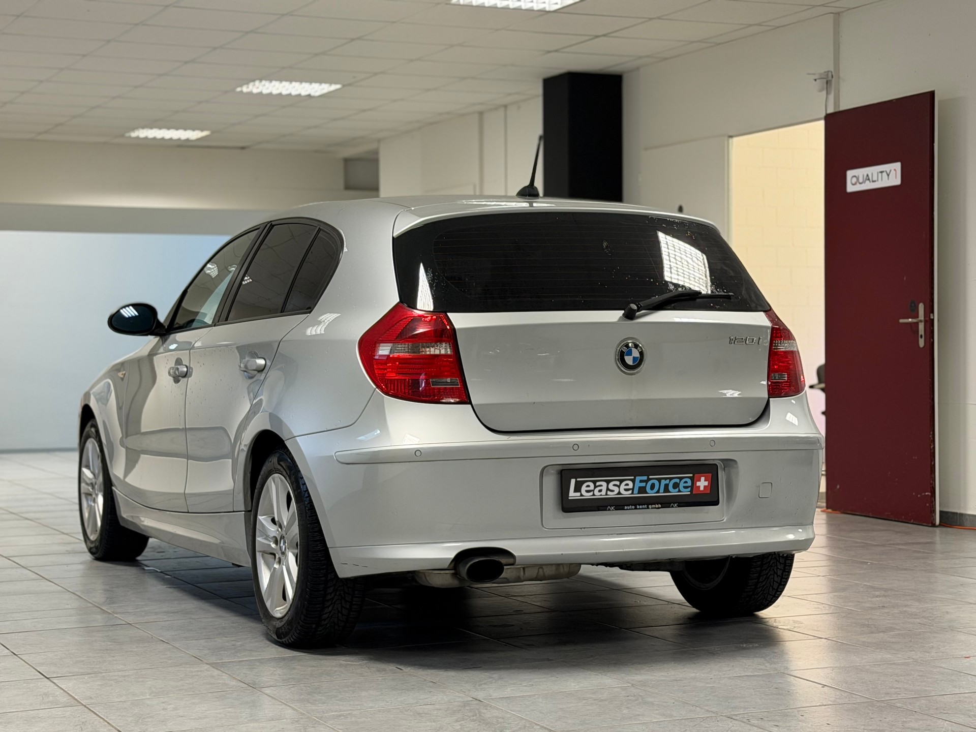 BMW 120i-image-5