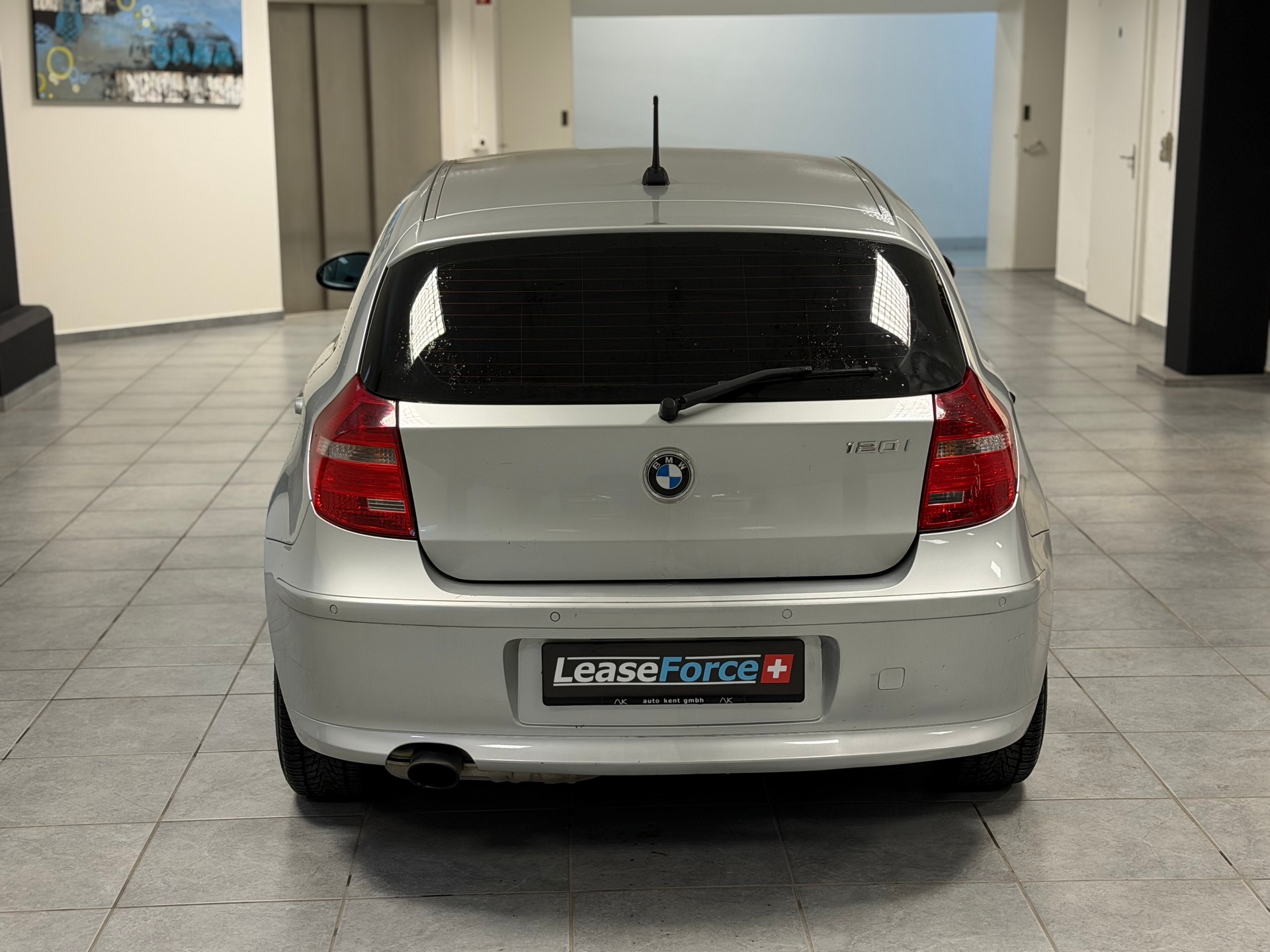 BMW 120i-image-6