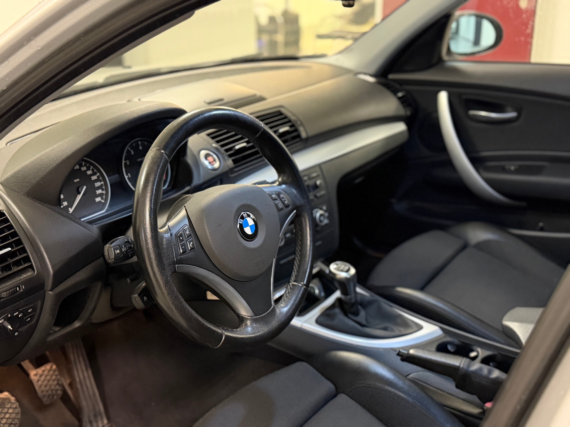 BMW 120i-image-11