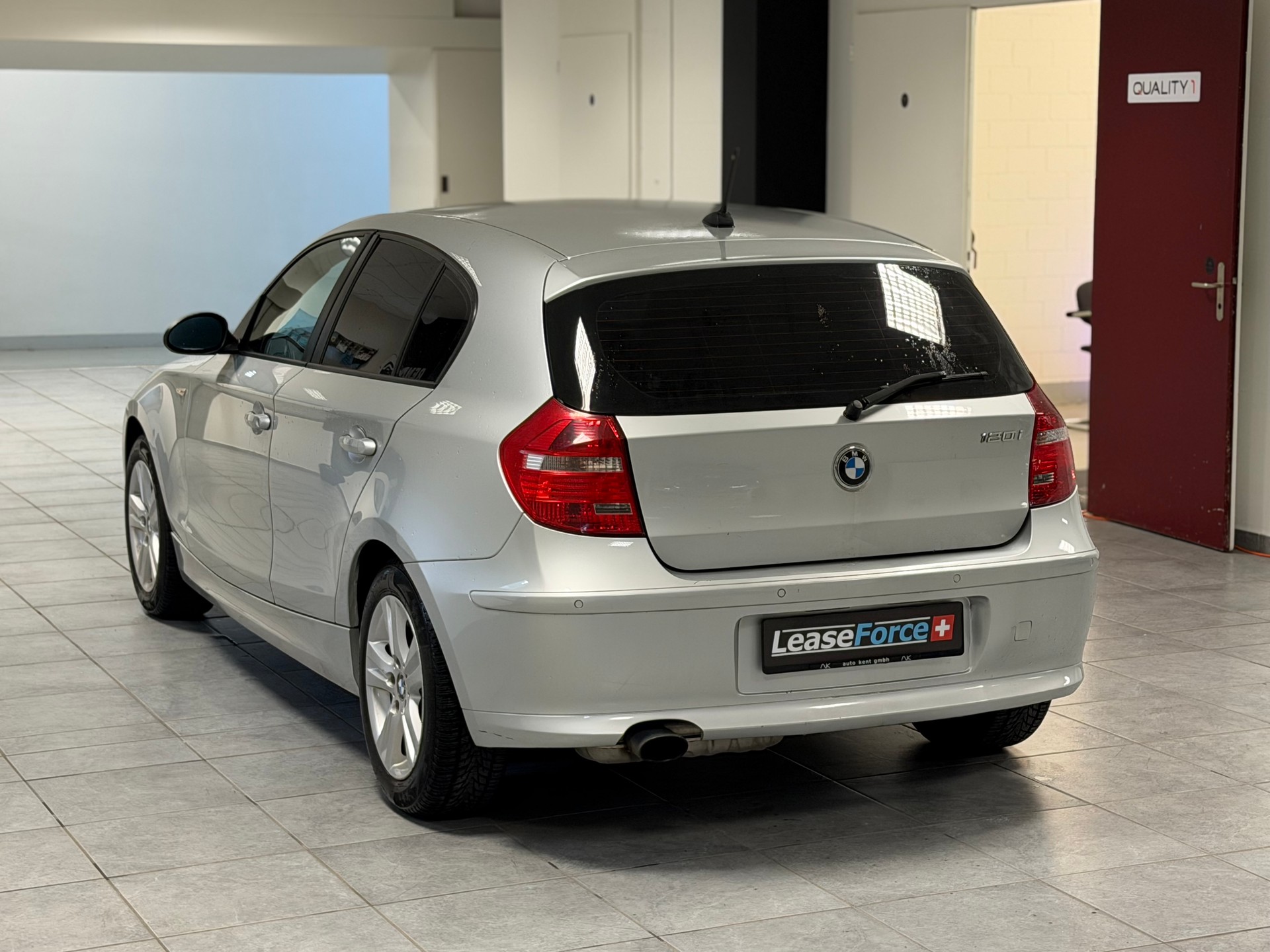 BMW 120i-image-13