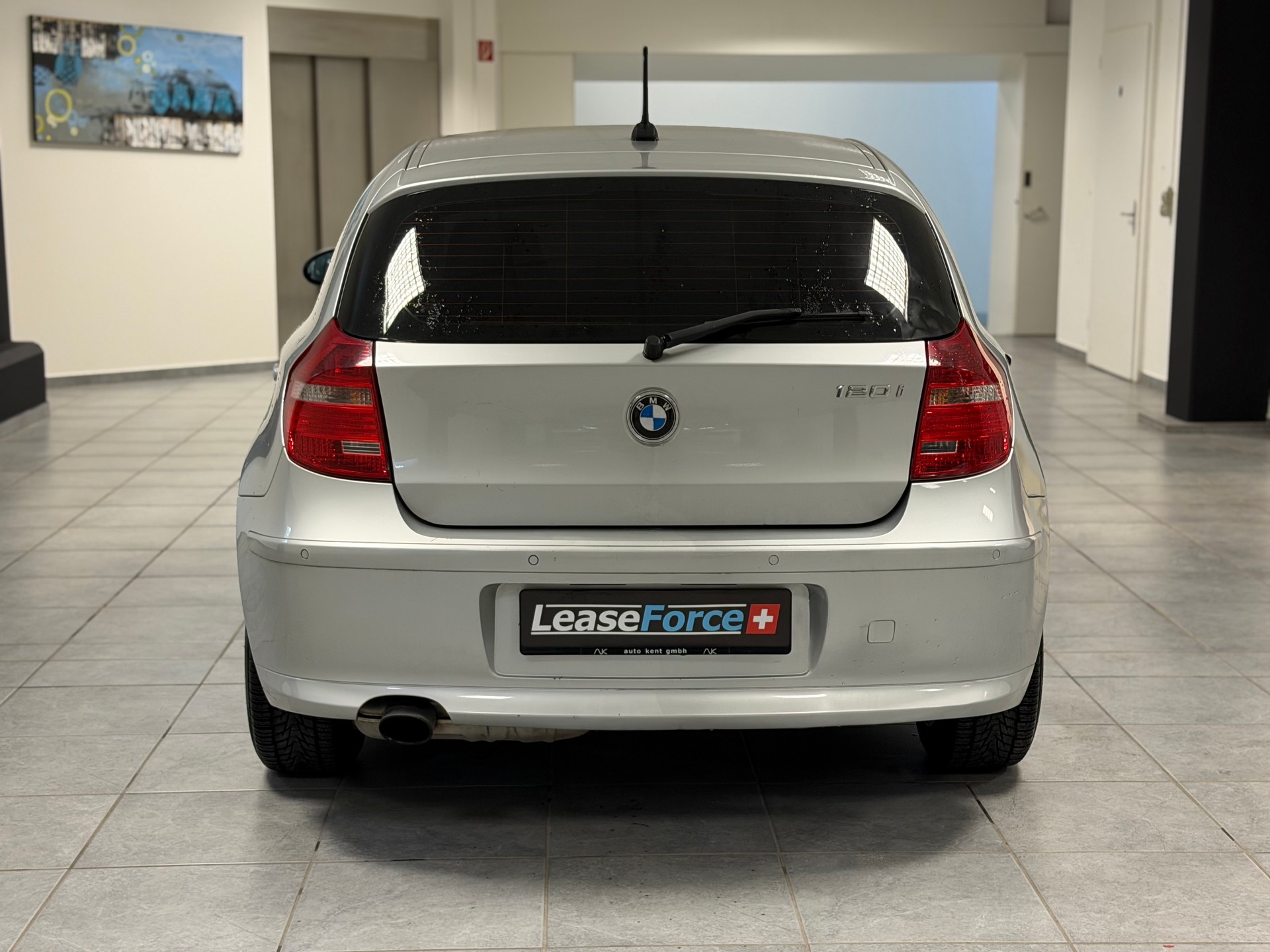 BMW 120i-image-12