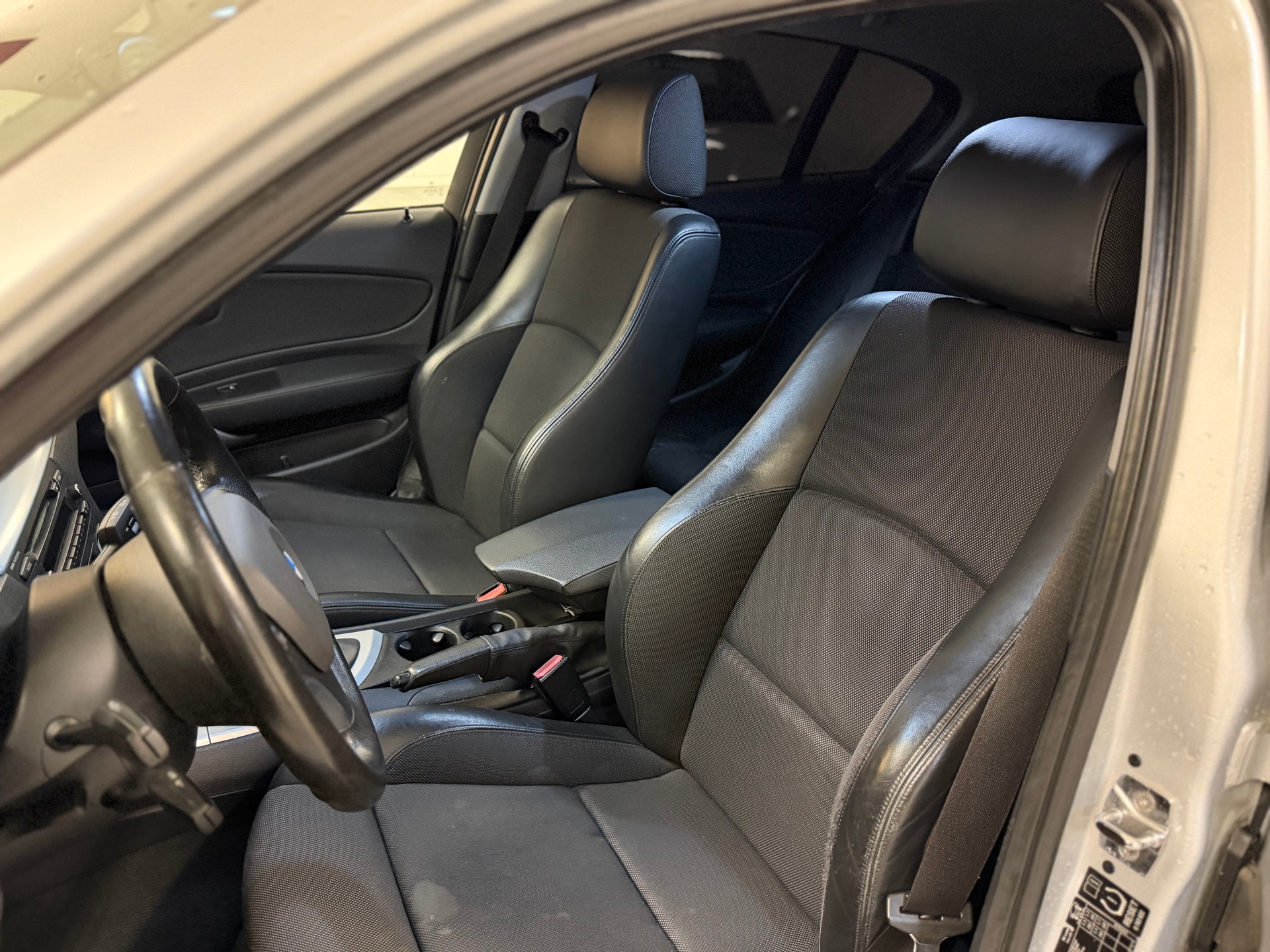 BMW 120i-image-10