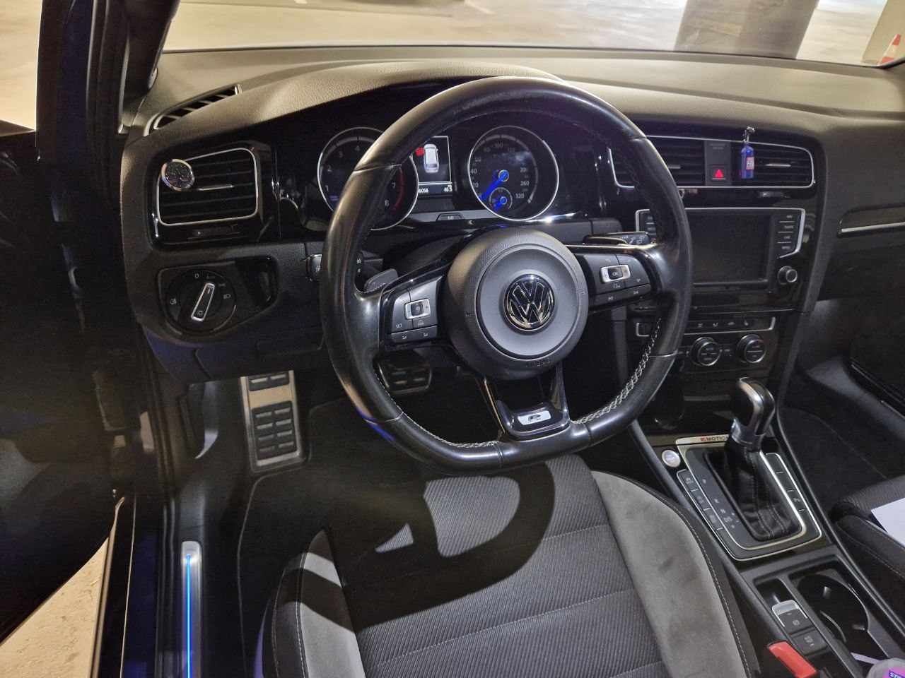 VW 2.0 TSI R DSG 4motion-image-4