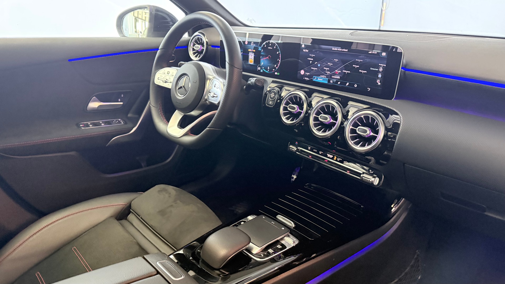 MERCEDES-BENZ A 220 AMG Line 4m Limousine-image-24