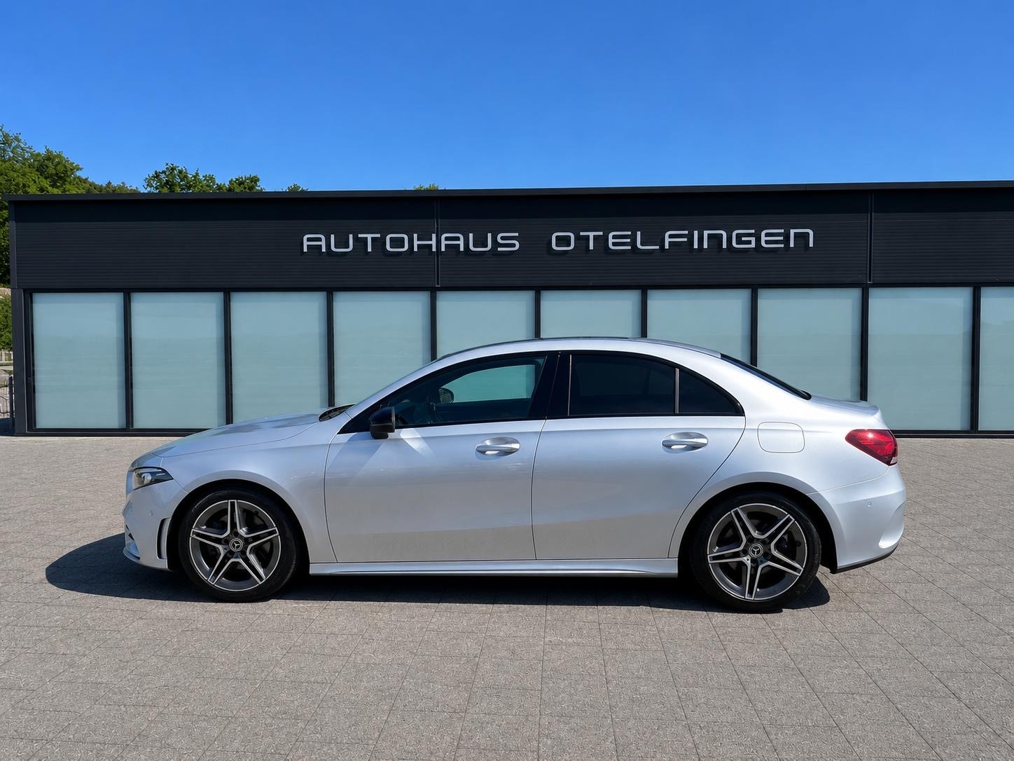 MERCEDES-BENZ A 220 AMG Line 4m Limousine-image-0
